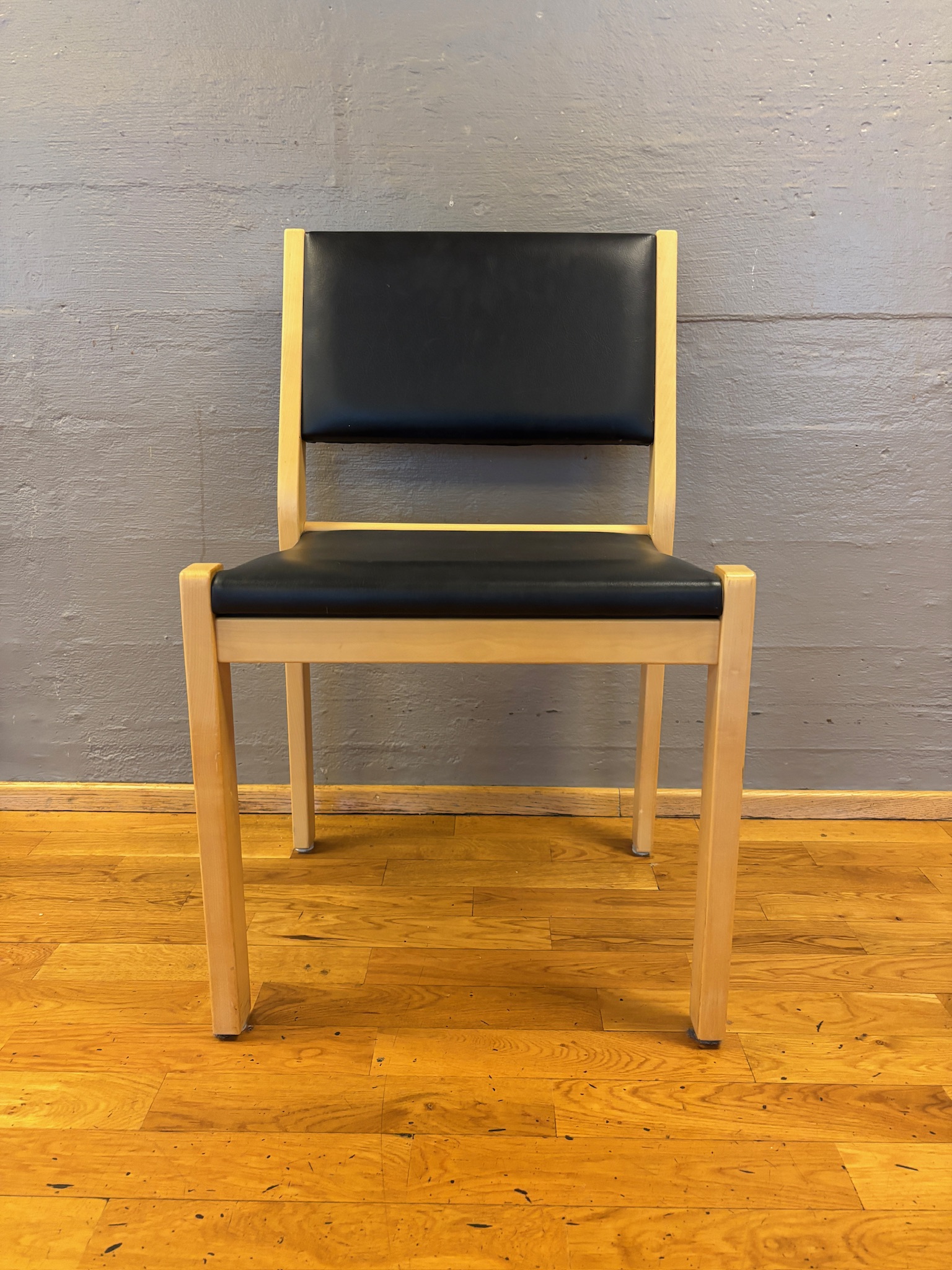 SELT / SOLD - Alvar Aalto stólar 611, birki - svartur - leður - Artek (26 stk.) 6