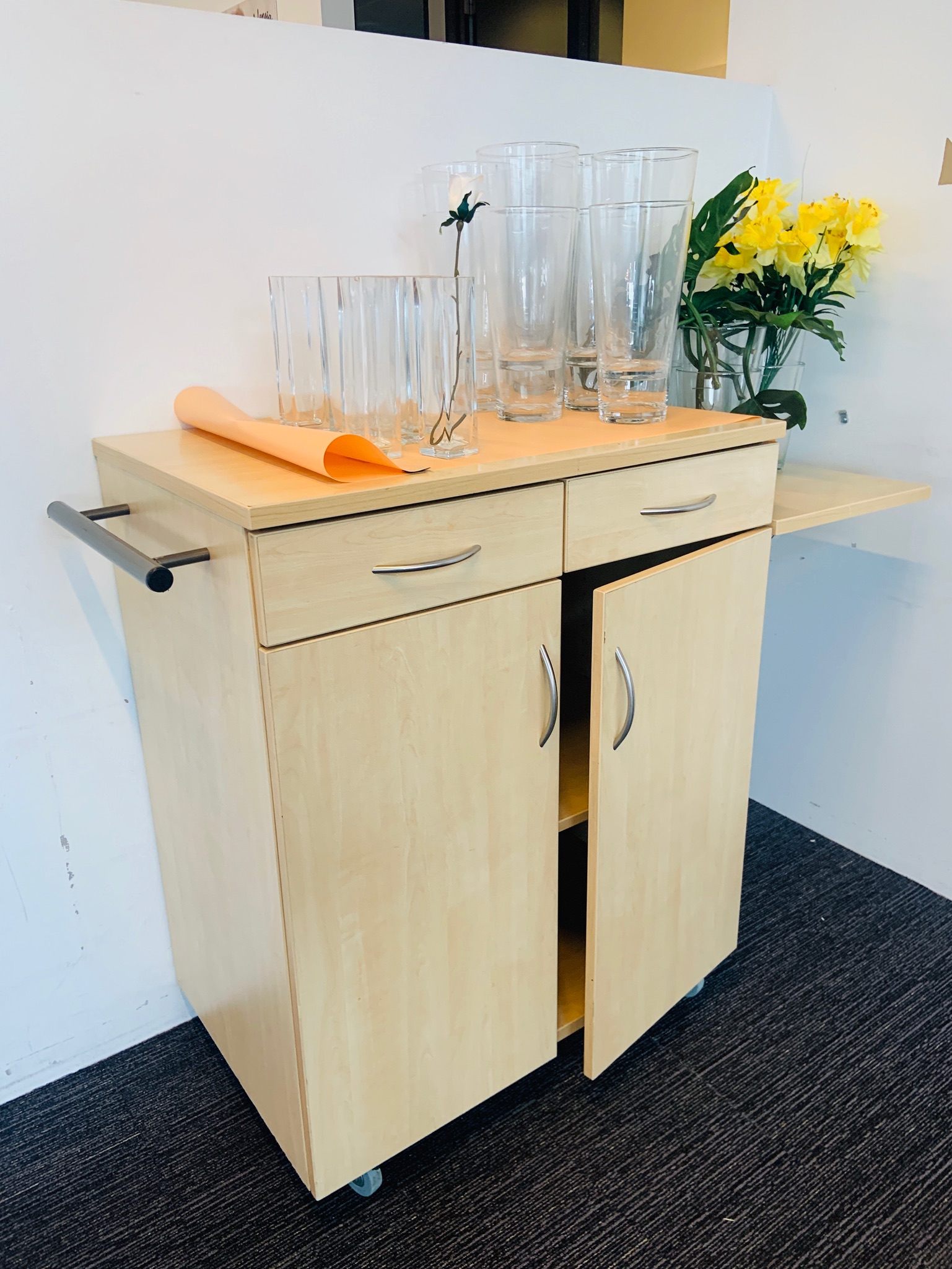 SELT / SOLD Fráleggsborð og skápur