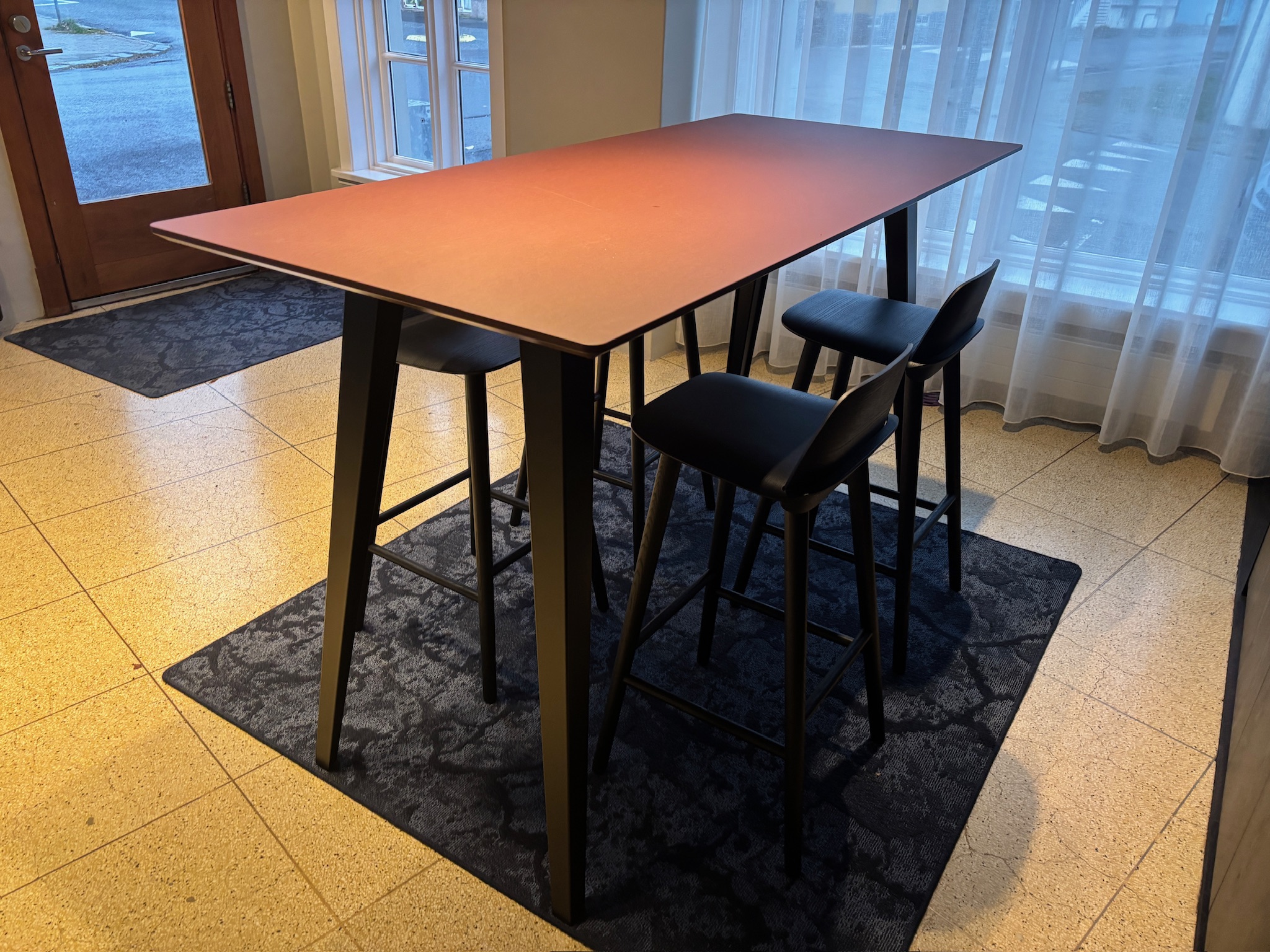 SELT / SOLD Cube Design háborð, L180 x B80 x H106 sm. 2