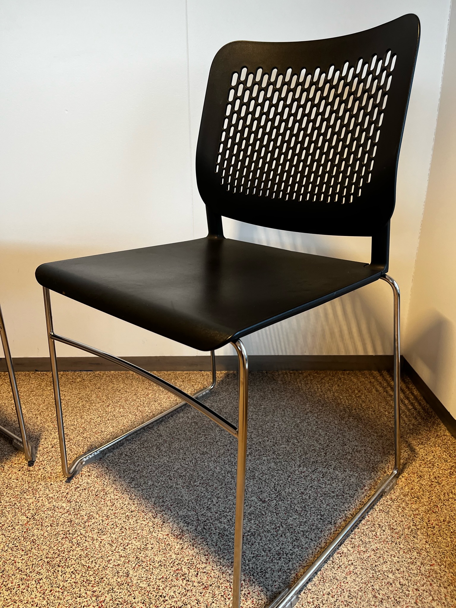 SELT / SOLD Á. Guðmundsson eldhús/fundarstólar staflanlegir 2