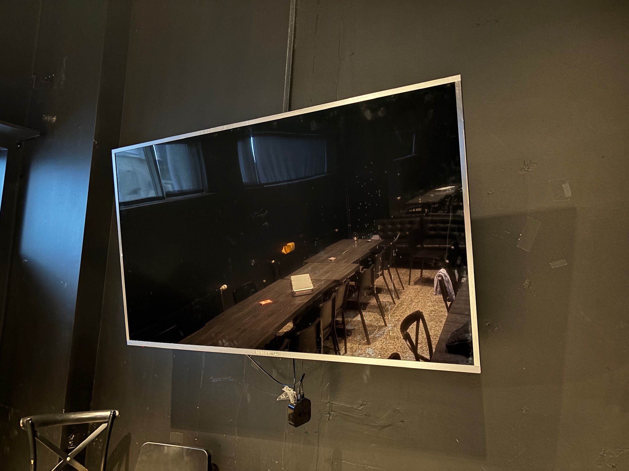 SELT / SOLD United LED sjónvarp með veggfestingu, 75''