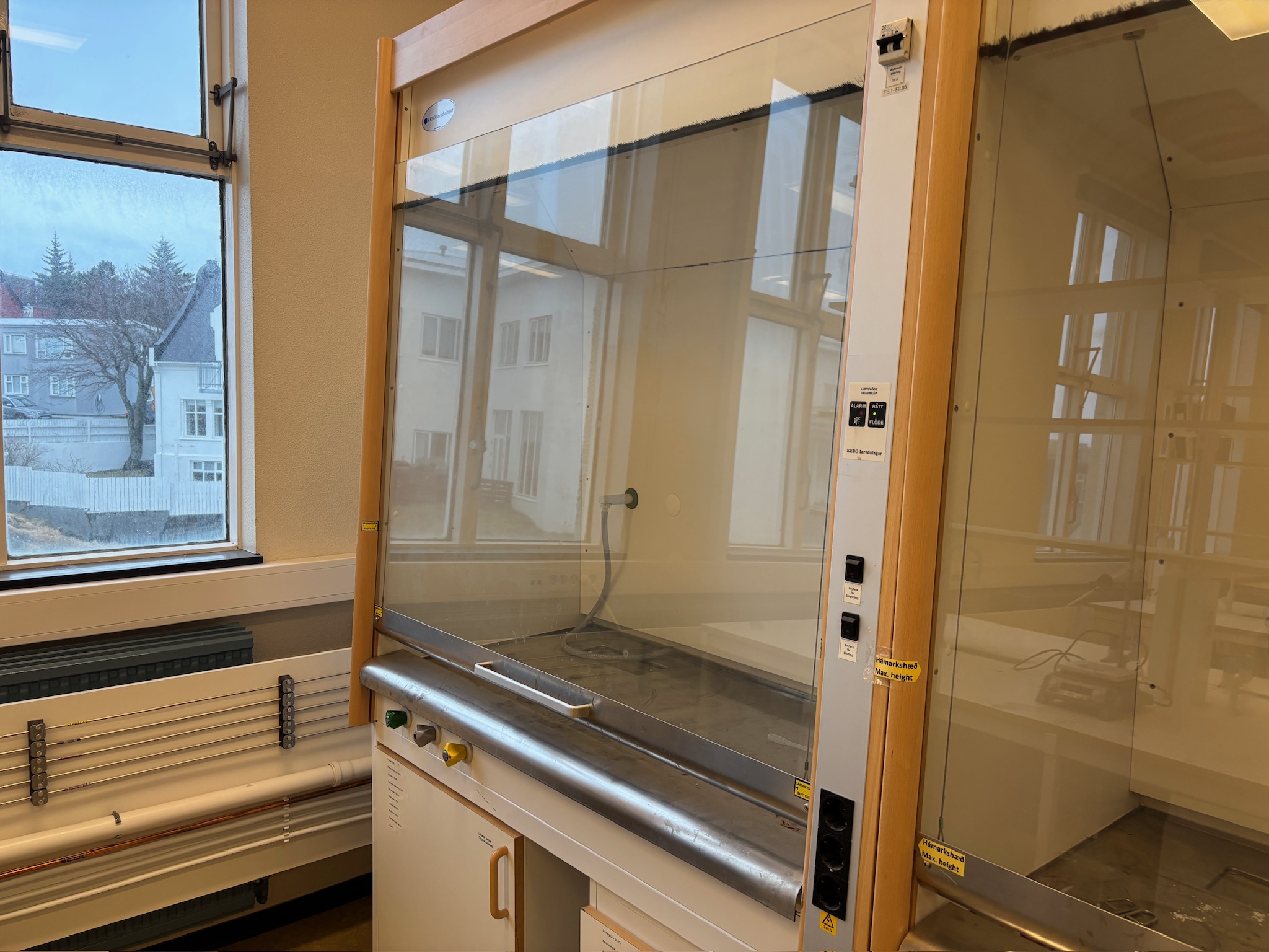 SELT / SOLD Stinkskápur / Fume cupboard, H235 x B147 x D77 sm. (2 stk) 3