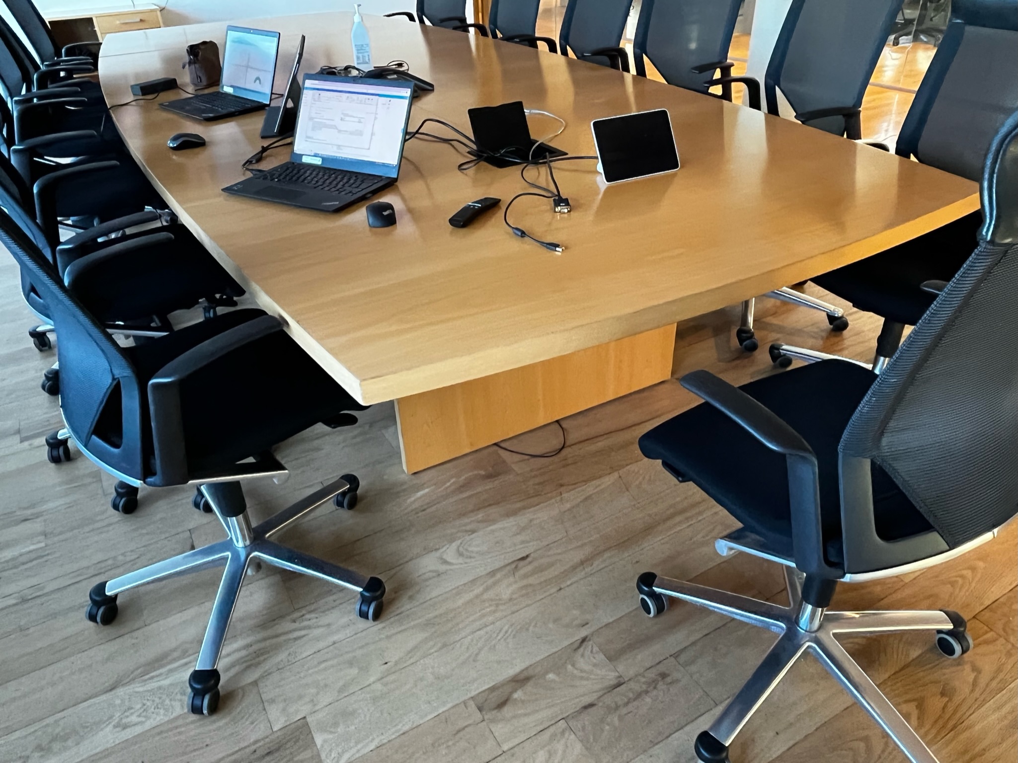 Fundarborð 12 til 14 manna 320 sm. m.Crestron búnaði 6