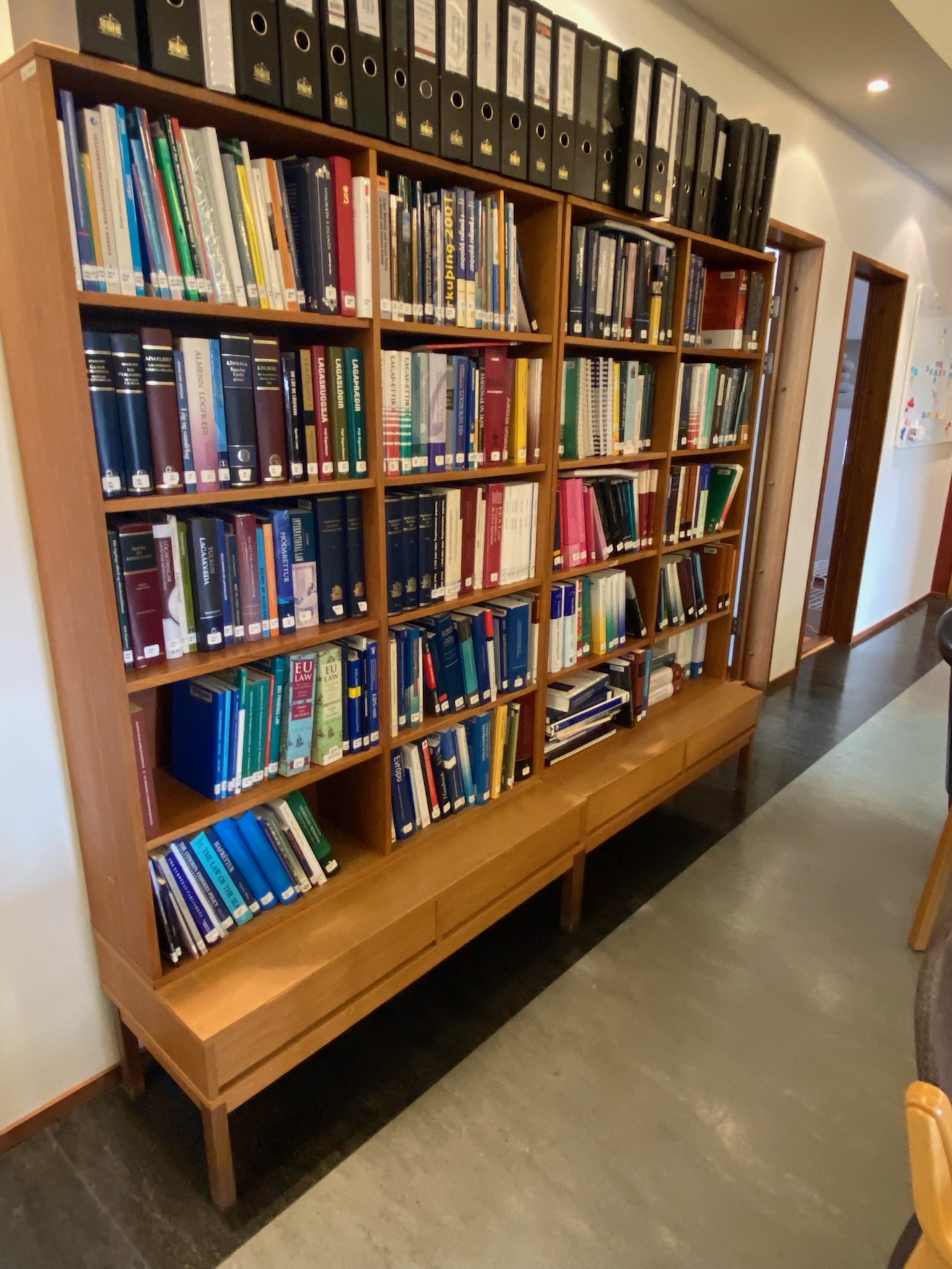 SELT / SOLD Bókahillur með skúffum