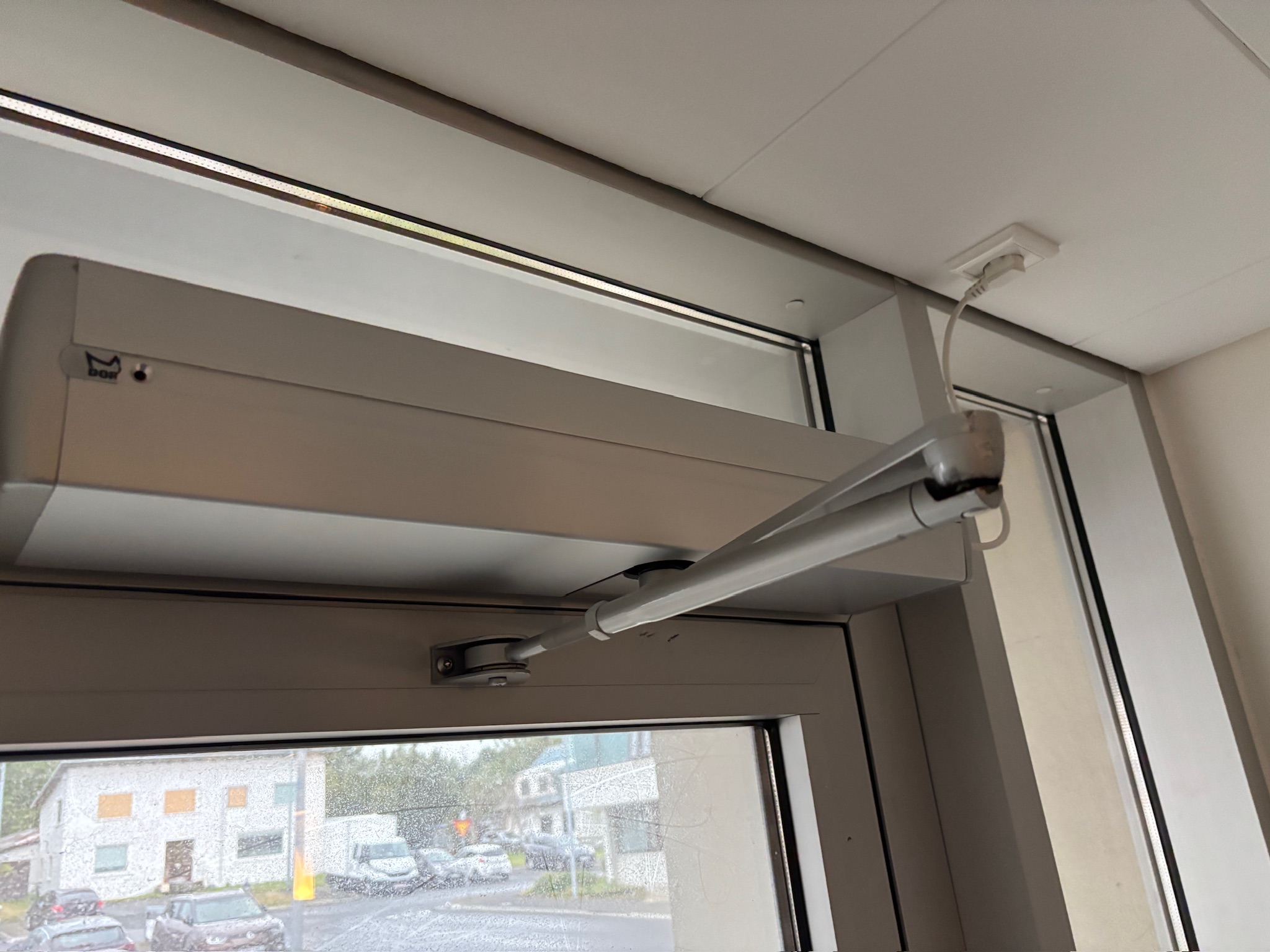 SELT / SOLD Útihurð í ál ramma með rafmagnspumpu, H227xB221sm. 3