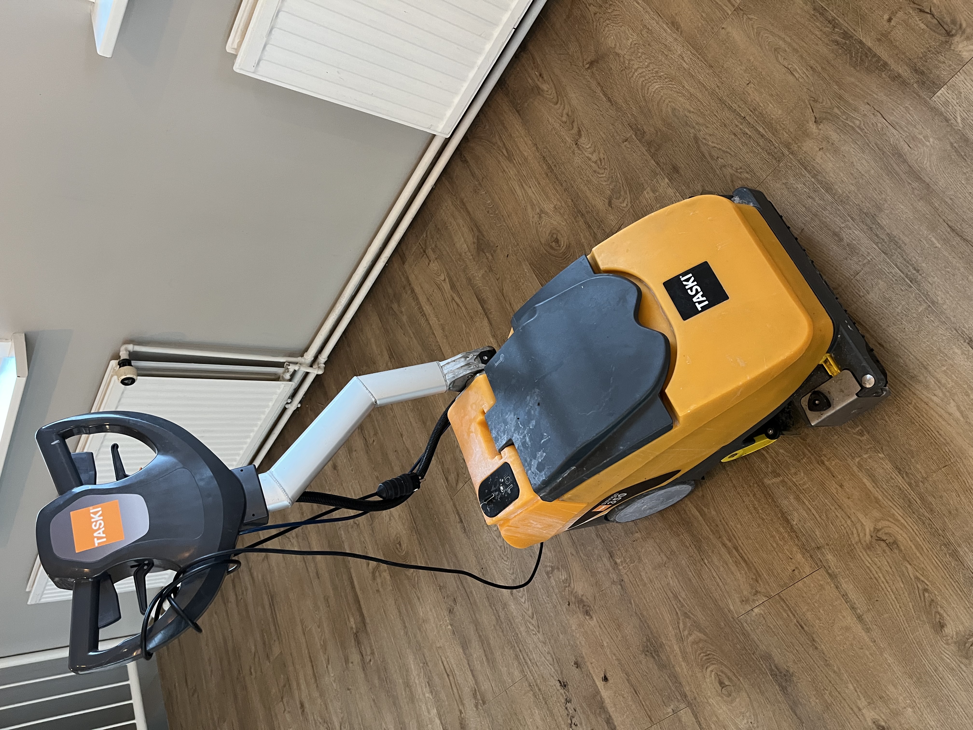 Selt - sold TASKI swingo - skúringarvél 5