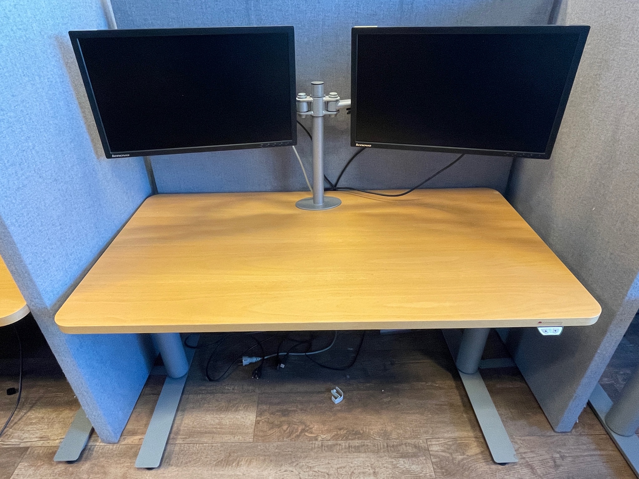 SELT / SOLD Vinnuaðstaða - Rafmagnsborð ásamt 2 skjáum á armi, B140xD80