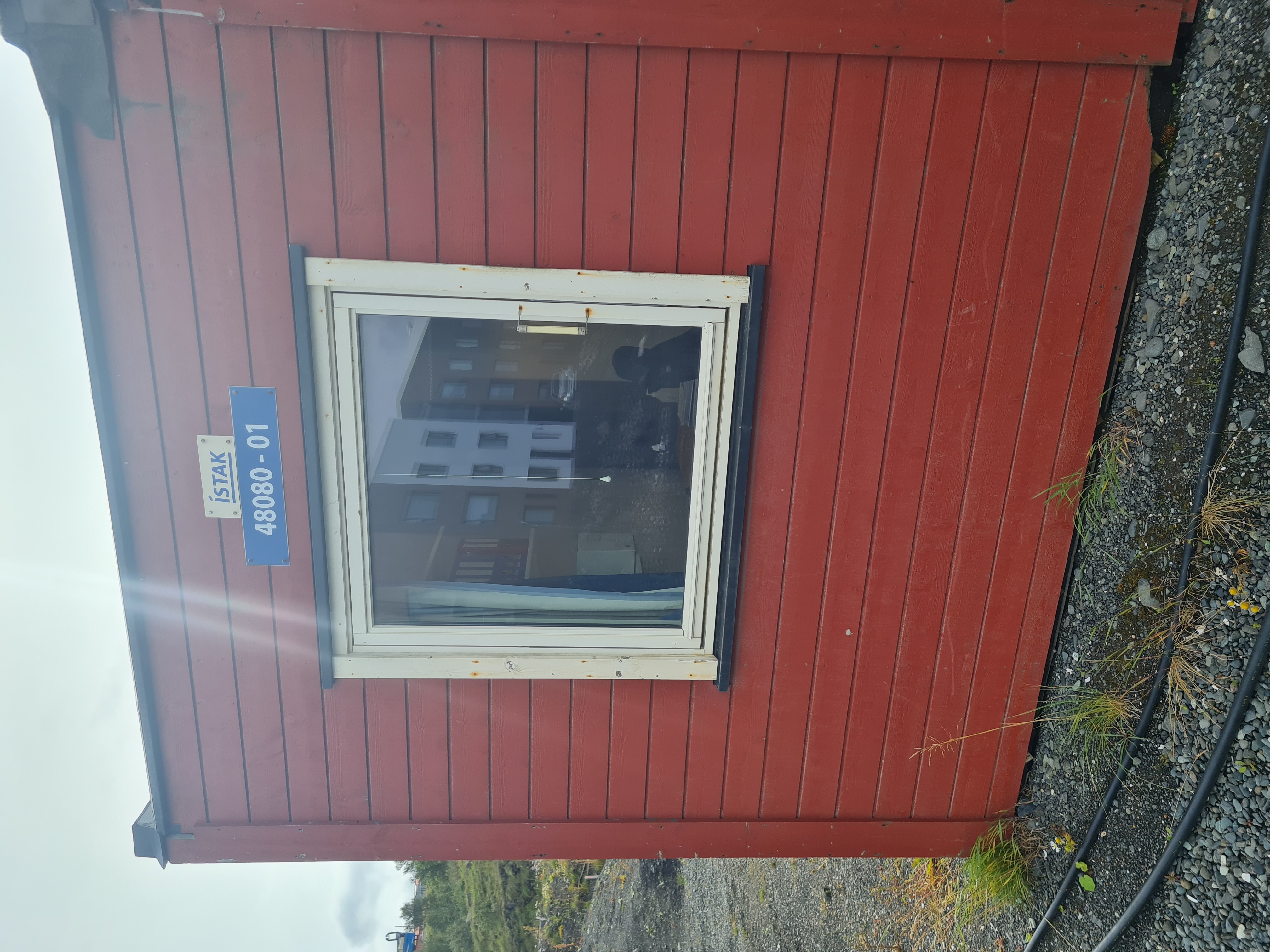 SELT / SOLD - Smáhýsi herbergi/mötuneyti/skrifstofa - hús 1 - rautt