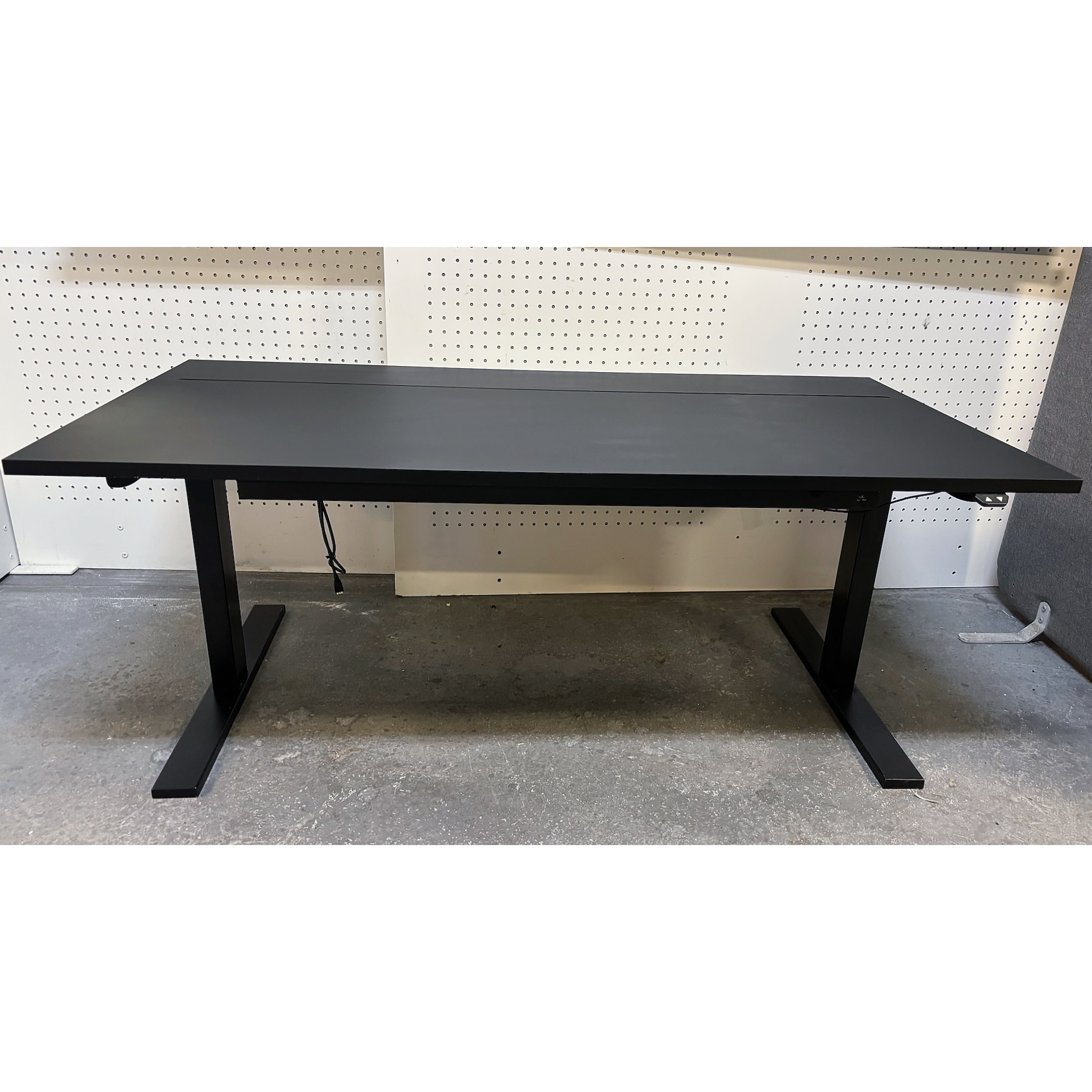 SELT / SOLD HolmrisB8 rafmagnsborð með pennabakka, B160xD80sm. 2