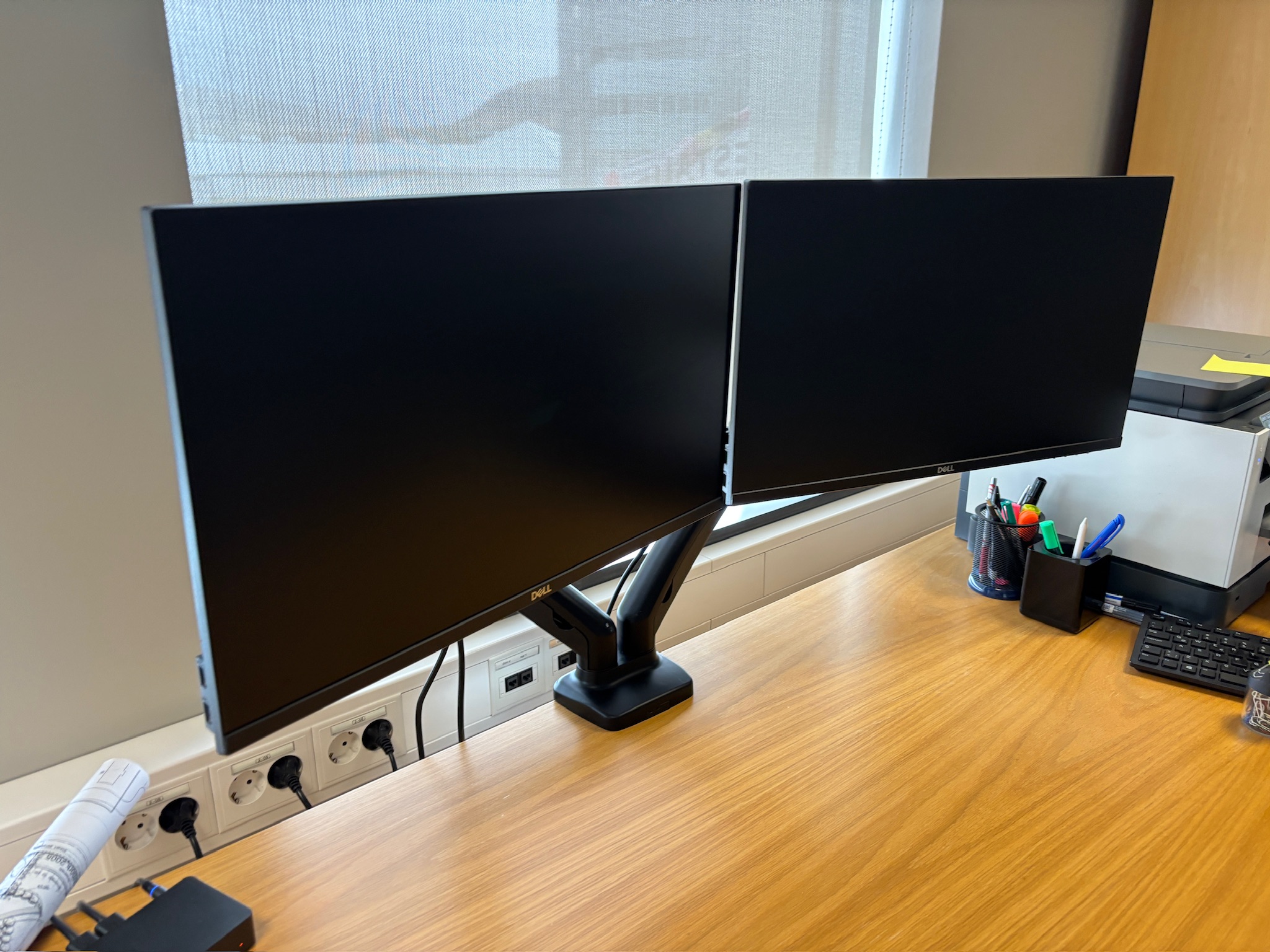 SELT / SOLD Dell tölvuskjáir á armi, 24'' 2