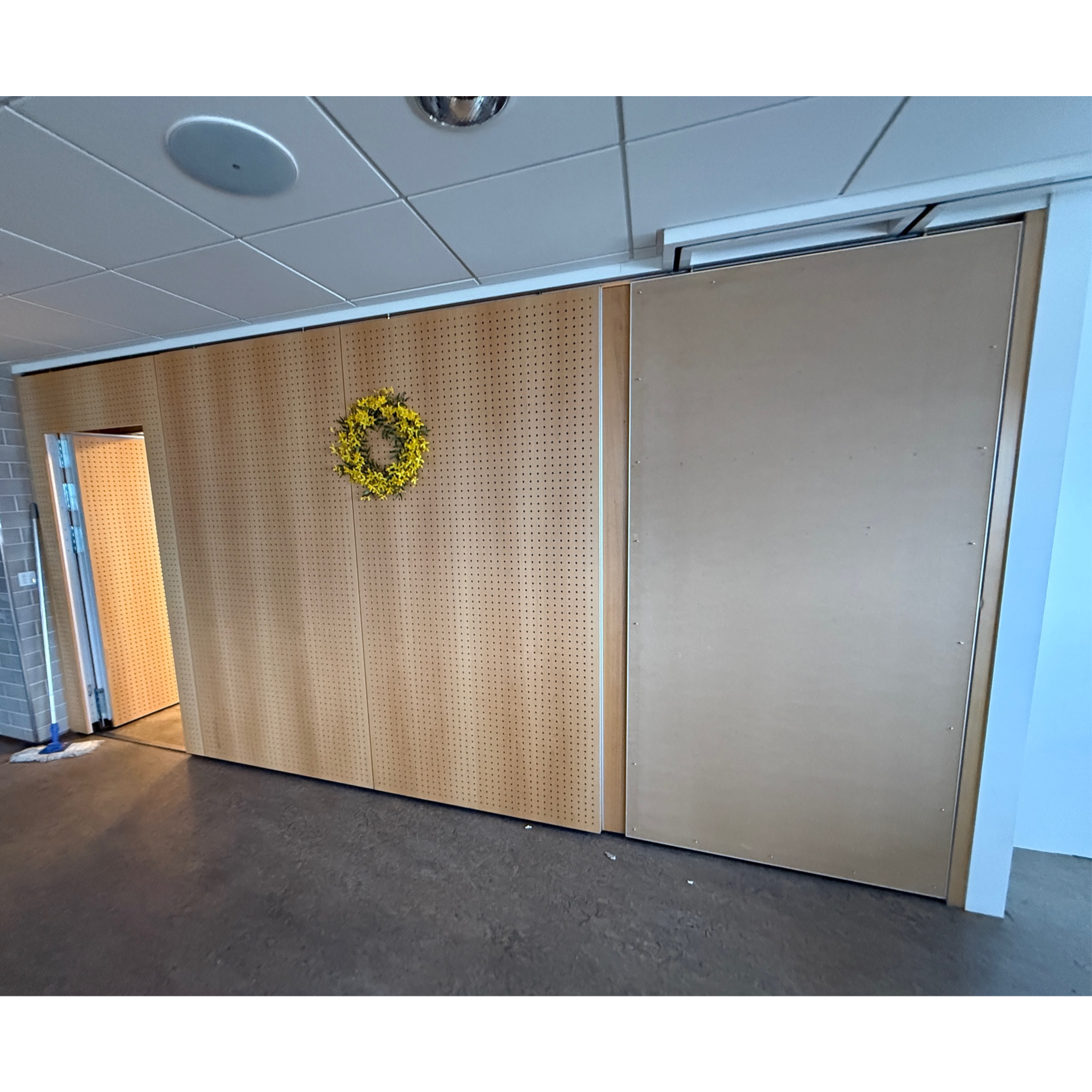 Felliveggur með hurð, 4 flekar, B480xH240sm.