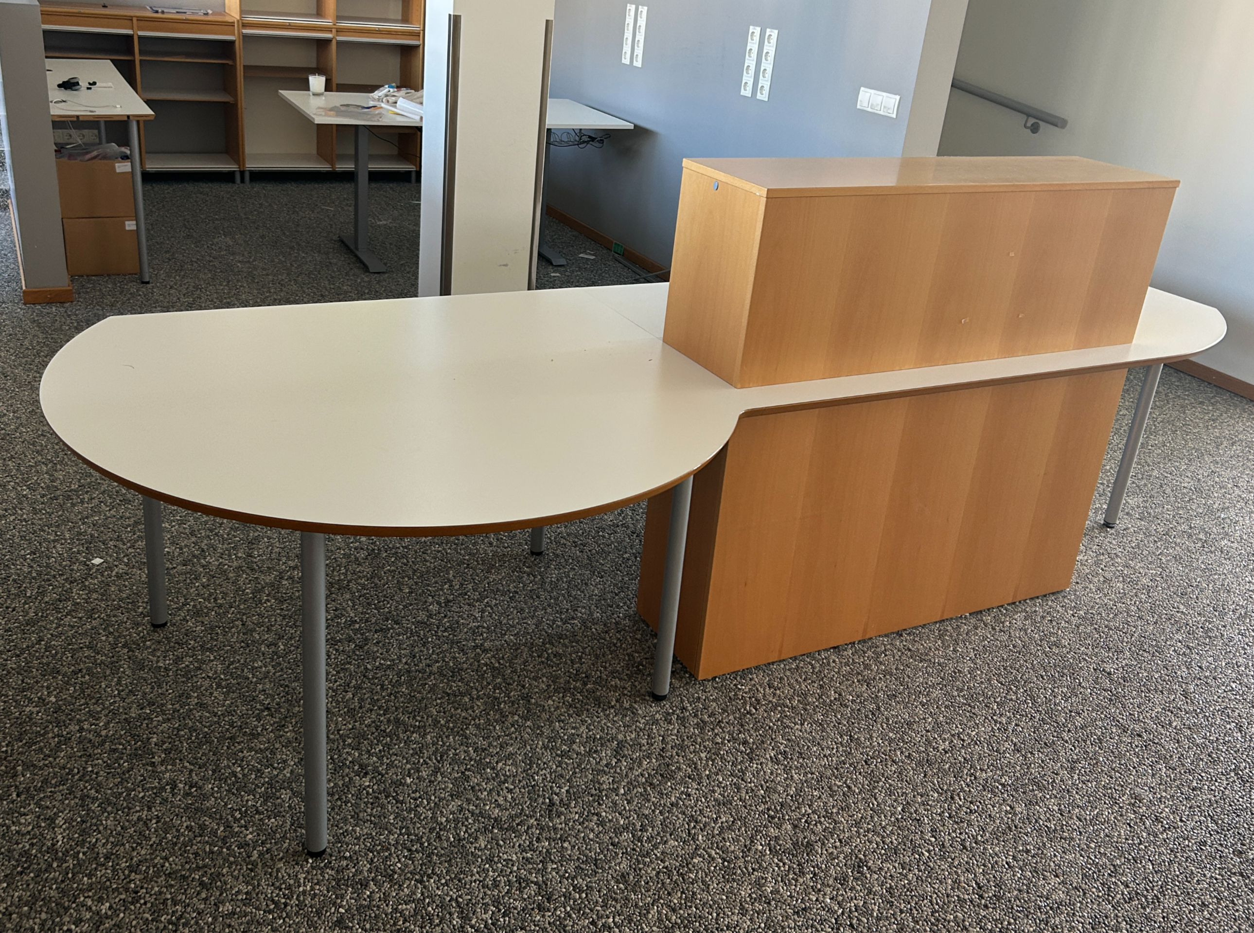 SELT / SOLD Axis - Sérsmíði - Afgreiðsluborð / Móttökuborð, L310 x B85 sm 2