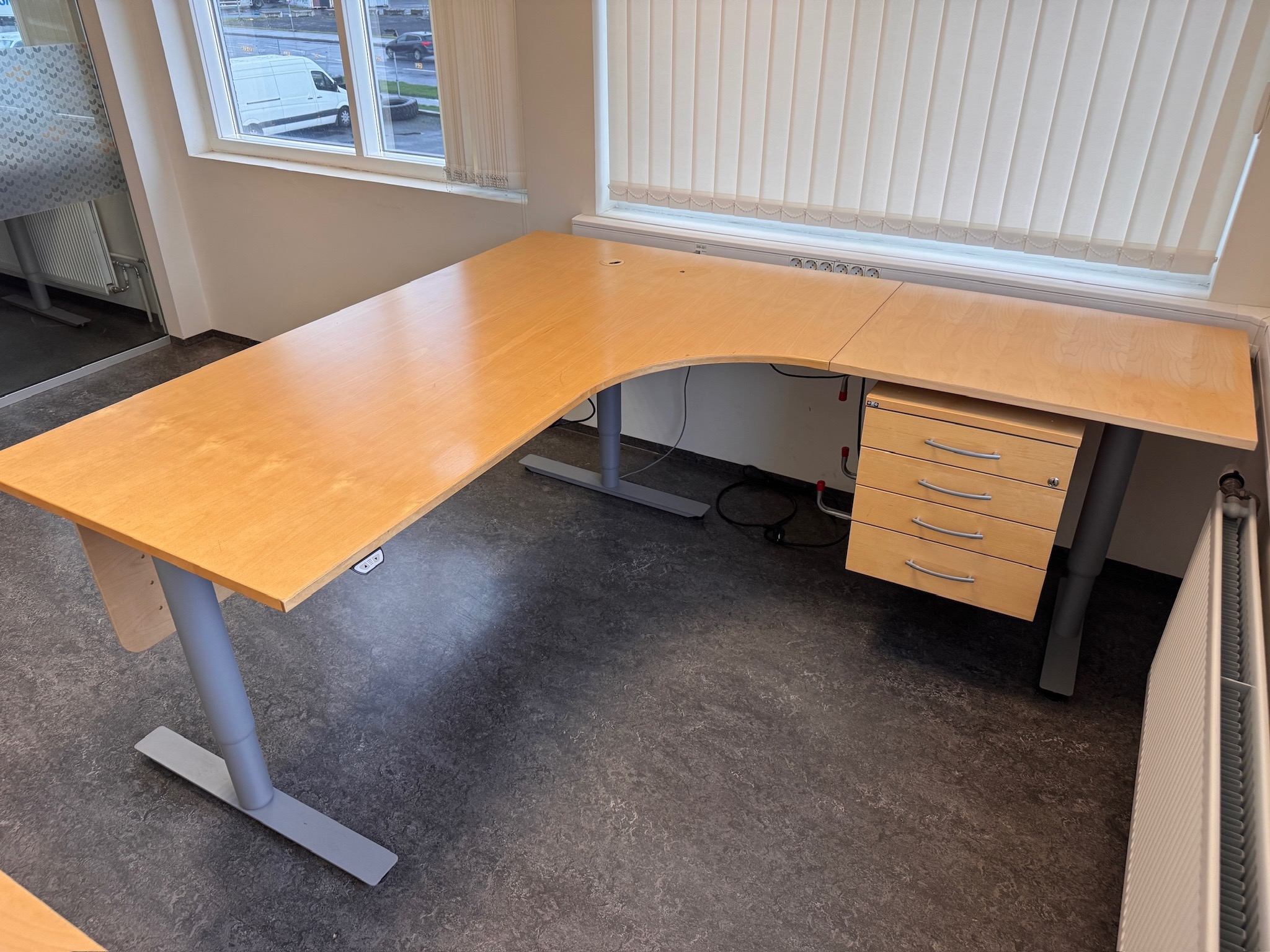SELT / SOLD Hornrafmagnsborð 200x180 hægri vinkill frá EFG 3