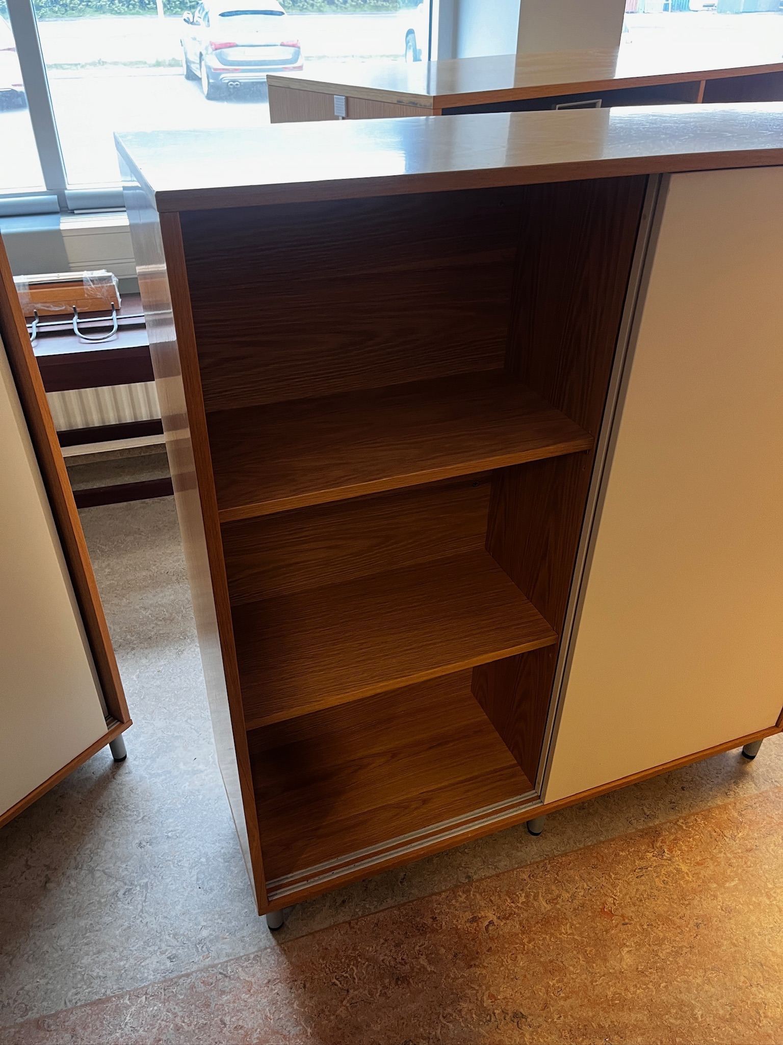 SELT / SOLD Skrifstofuskápur með rennihurðum frá Á. Guðmundsson 4