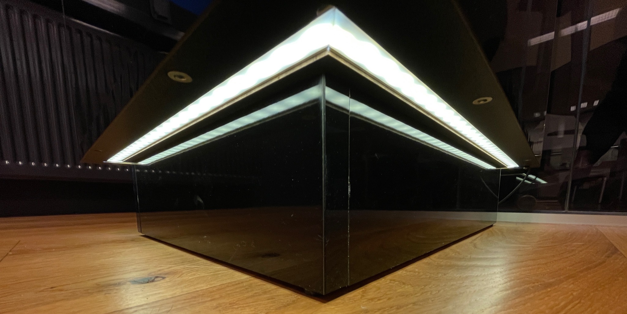 SELT / SOLD Sýningarbox m.ledlýsingu 4