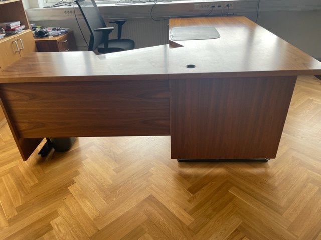 SELT / SOLD Einstakt rafmagnsskrifborð - hornborð - 220 sm. 3