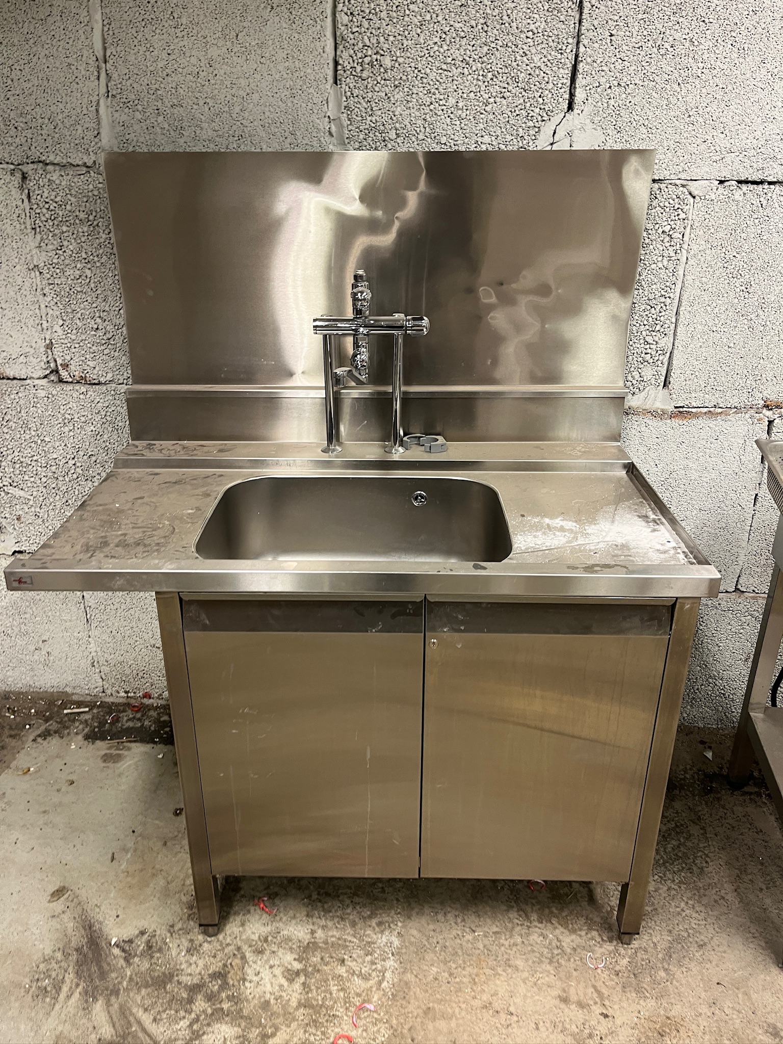 SELT / SOLD Stálvaskur með blöndunartæki, B120 x D75 x H89 sm. 2
