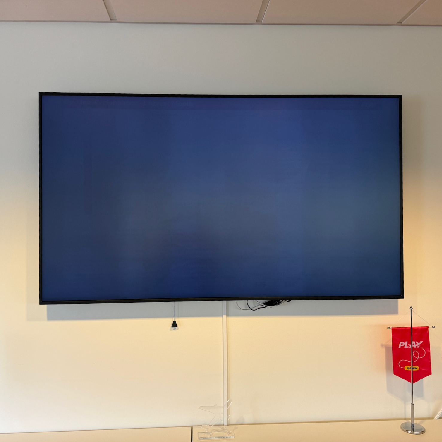 SELT / SOLD Samsung upplýsingaskjár með veggfestingu, 65'', 4K LED, 24/7