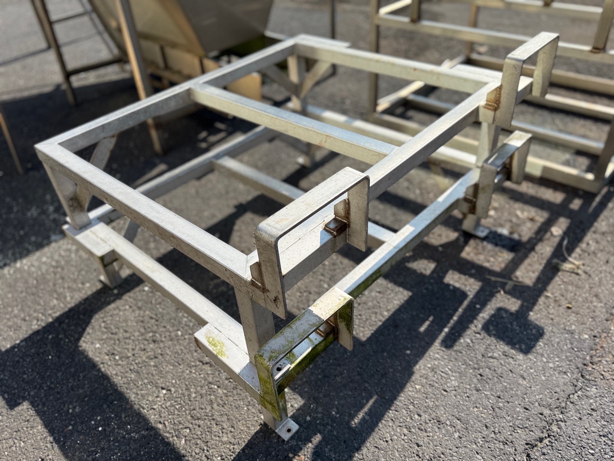 SELT / SOLD Grind ryðfrítt L120 x B95 x H30 sm 2
