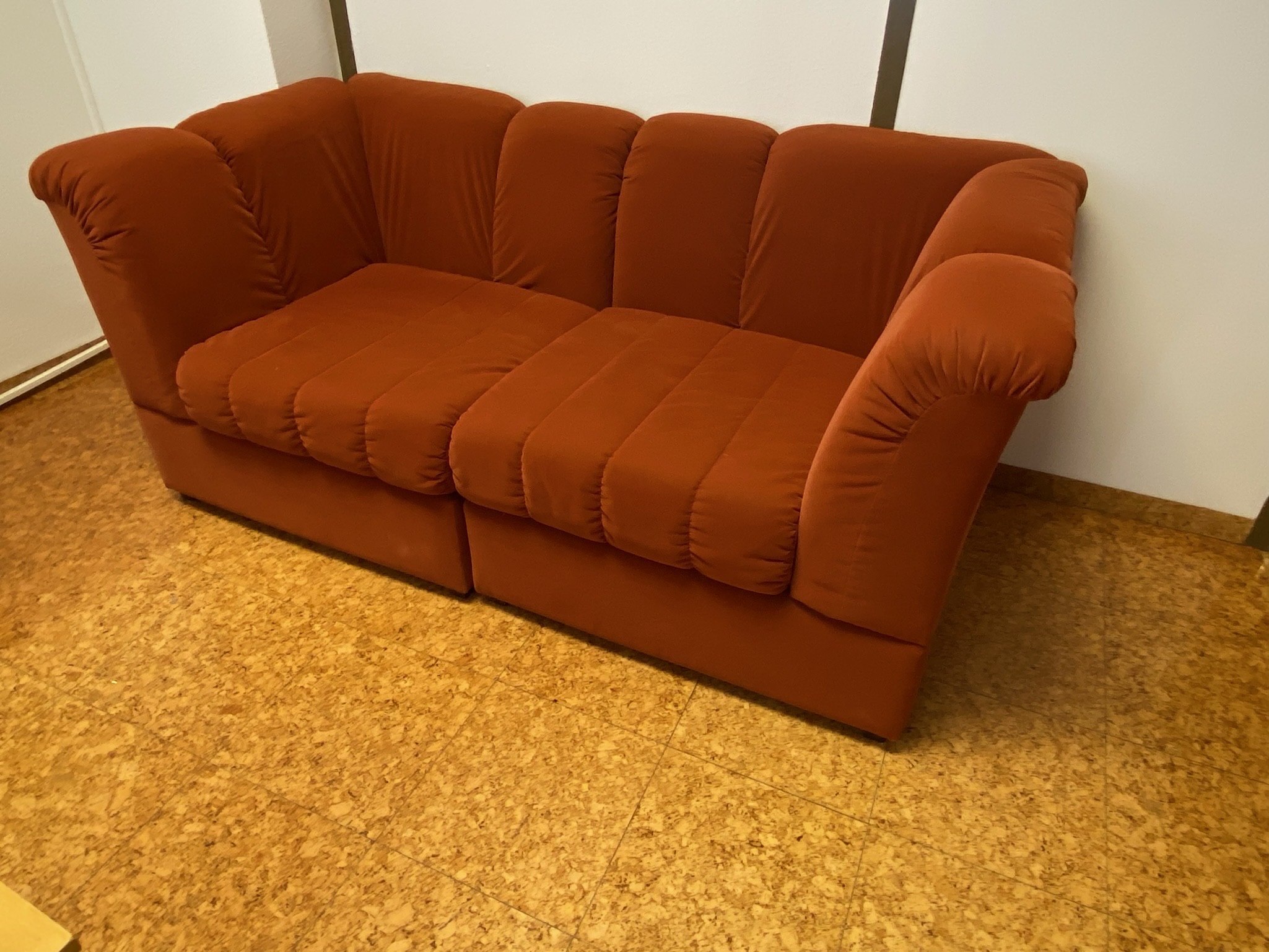 SELT / SOLD Velvet sófi rauður 2ja manna