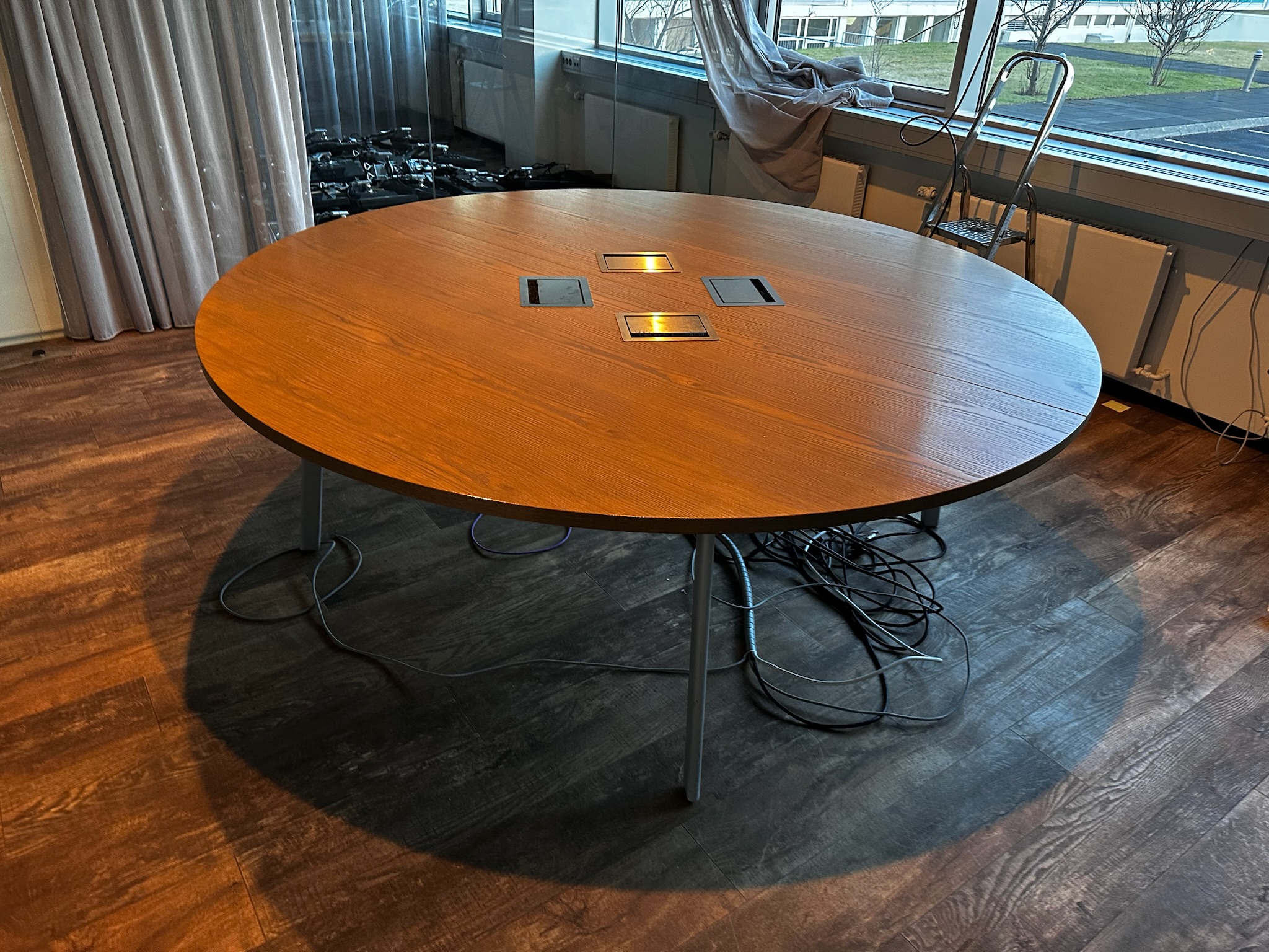 SELT / SOLD Hringborð / fundarborð, 8 manna, Ø220 x H73 sm. 3