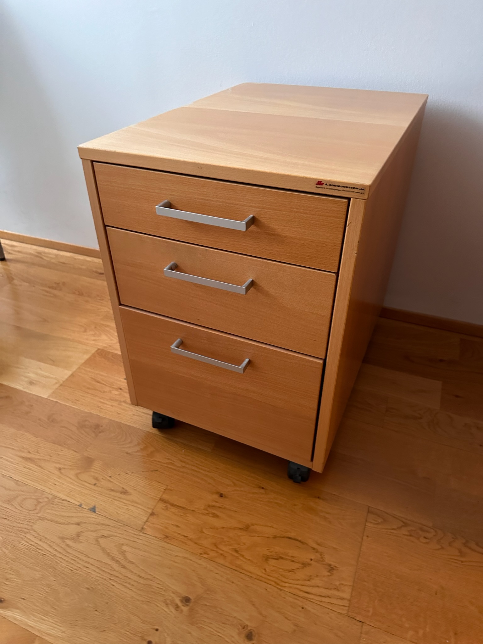 SELT / SOLD Skrifstofukálfur frá Á. Guðmundsson, beyki