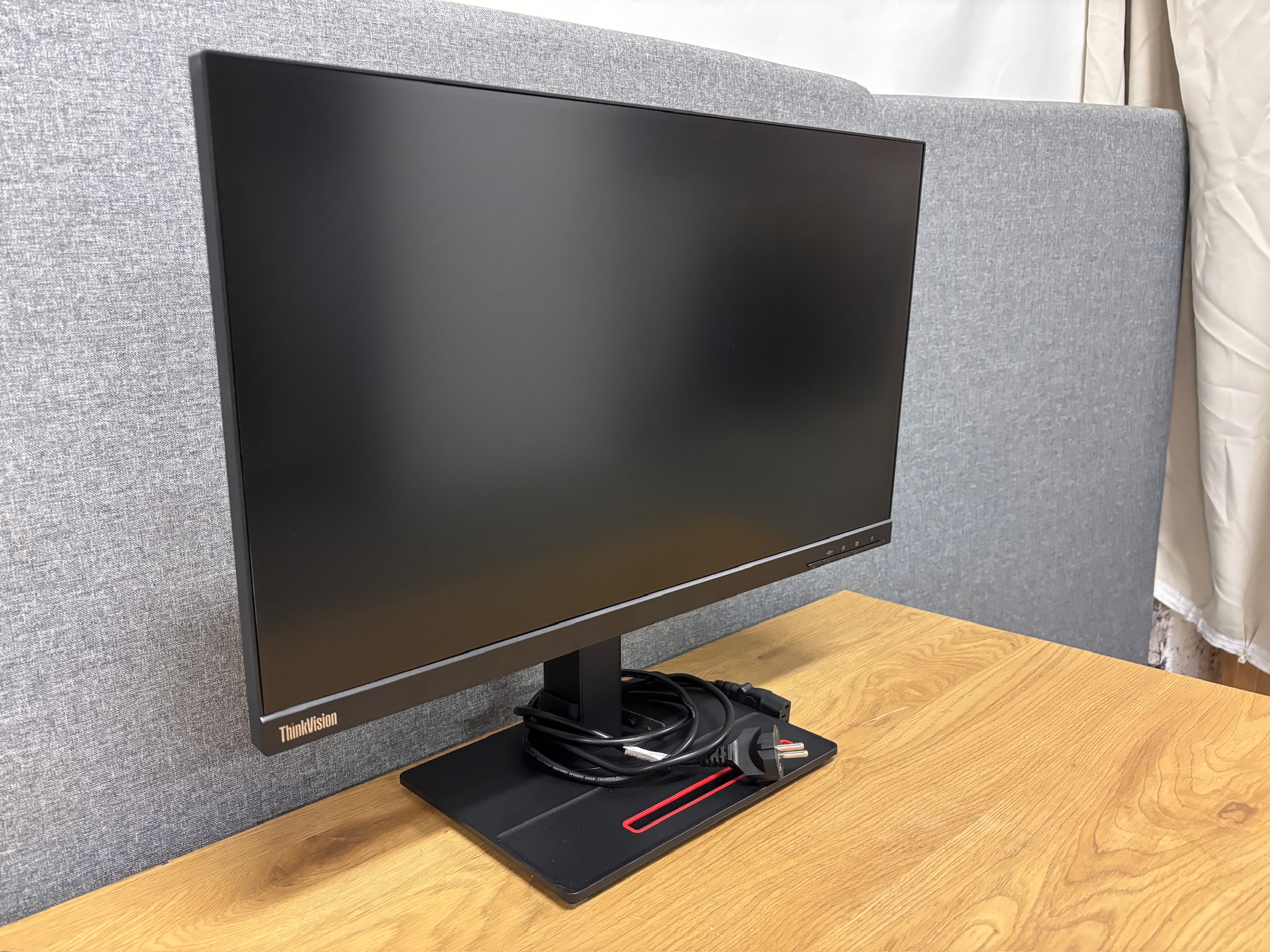 SELT / SOLD Lenovo USB-C tölvuskjár - 24'', 2560 x 1440p (1 stk.)