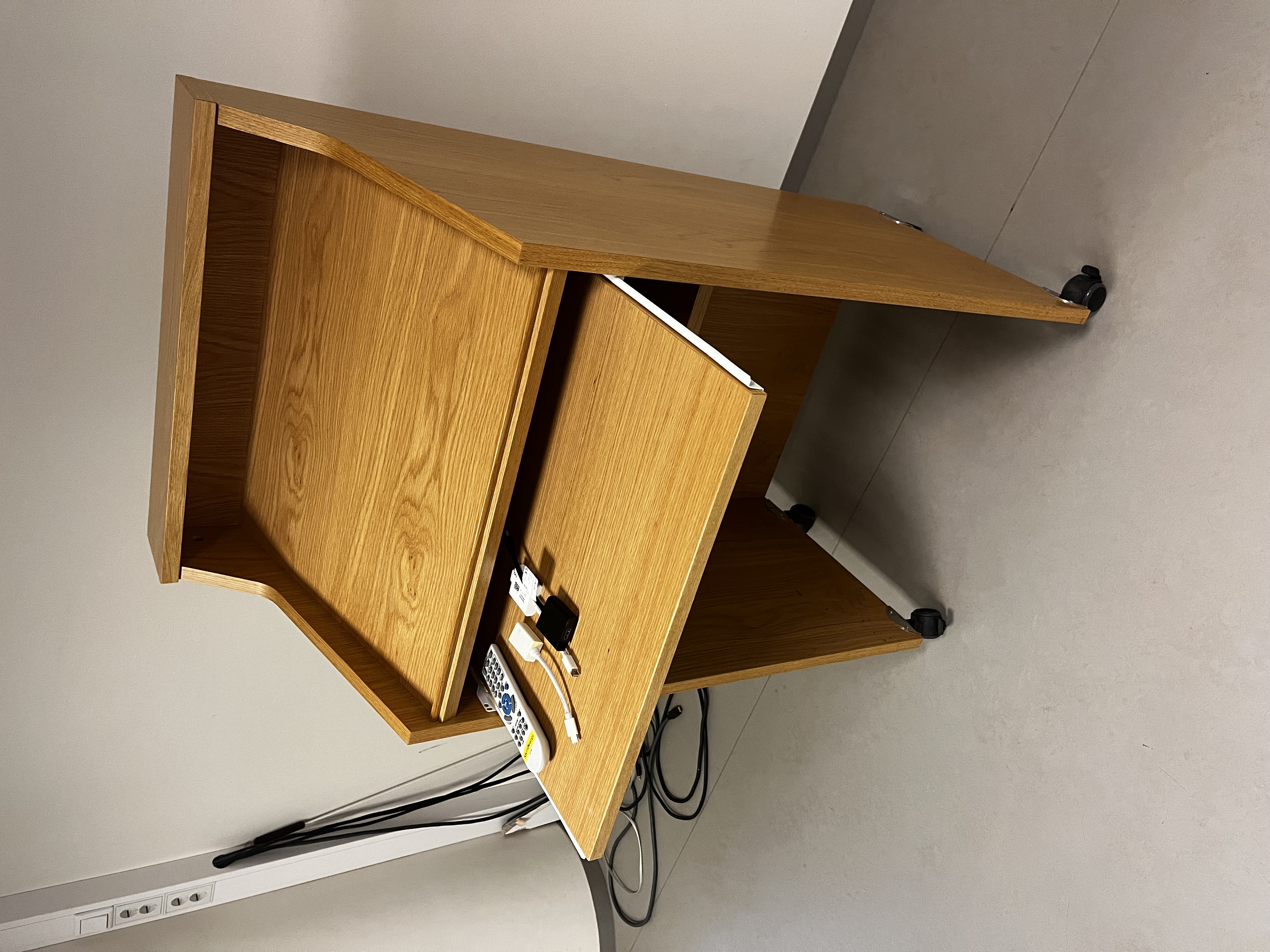 SELT / SOLD Ræðupúlt á hjólum frá Á.Guðmundsson 3