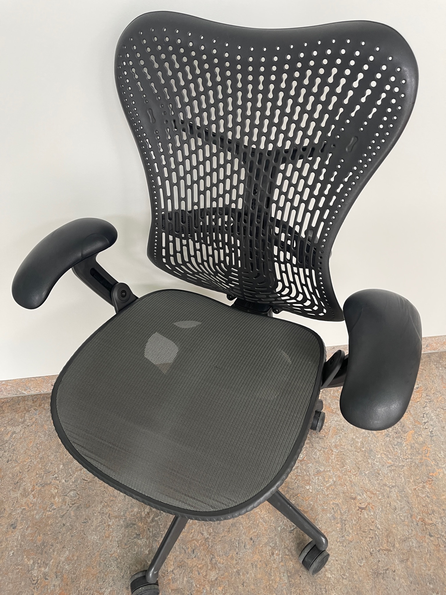 SELT / SOLD Herman Miller (Mirra) 2