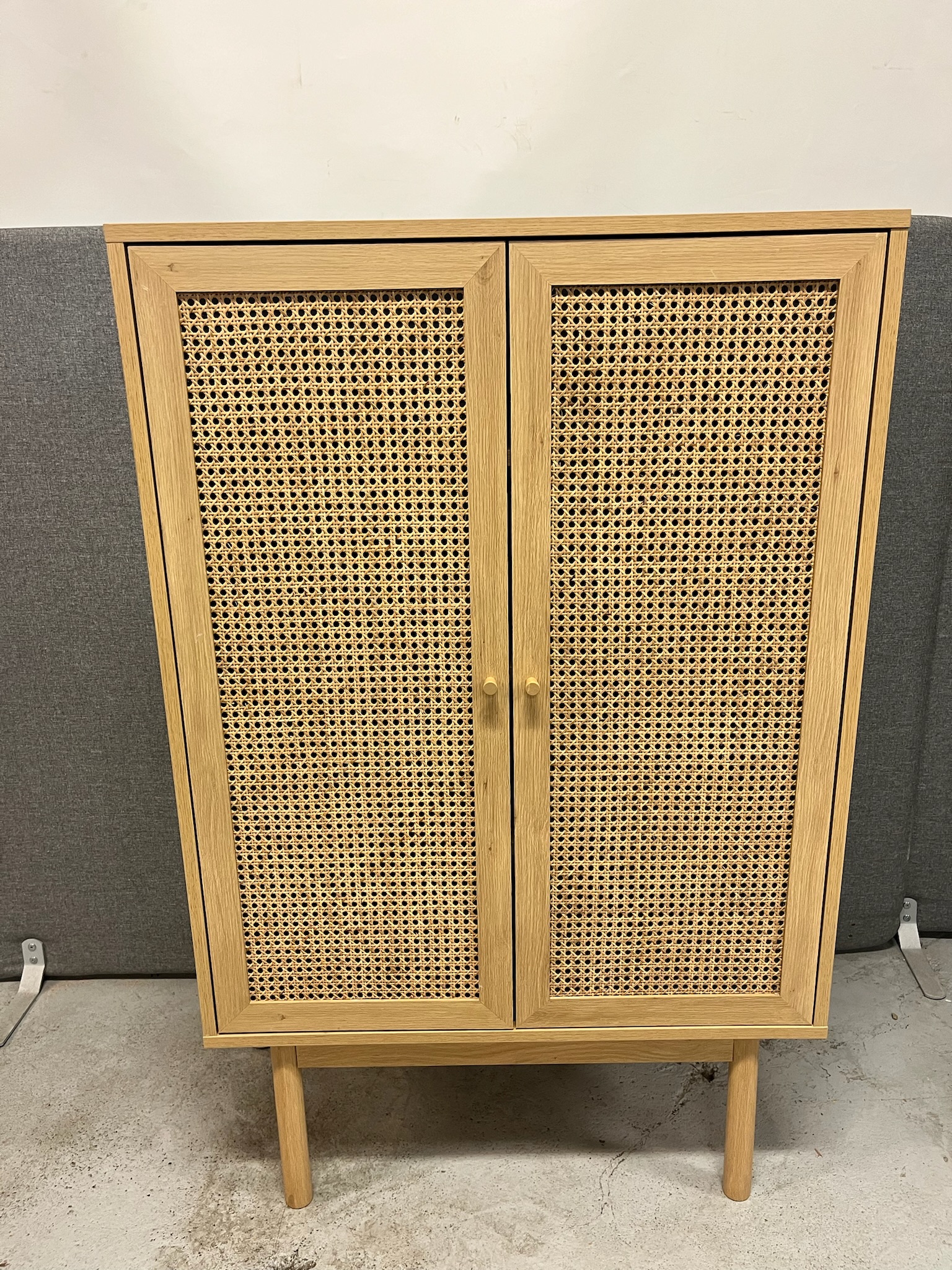 SELT / SOLD - Skenkur frá Jysk, H134 x B85 x D45 sm.