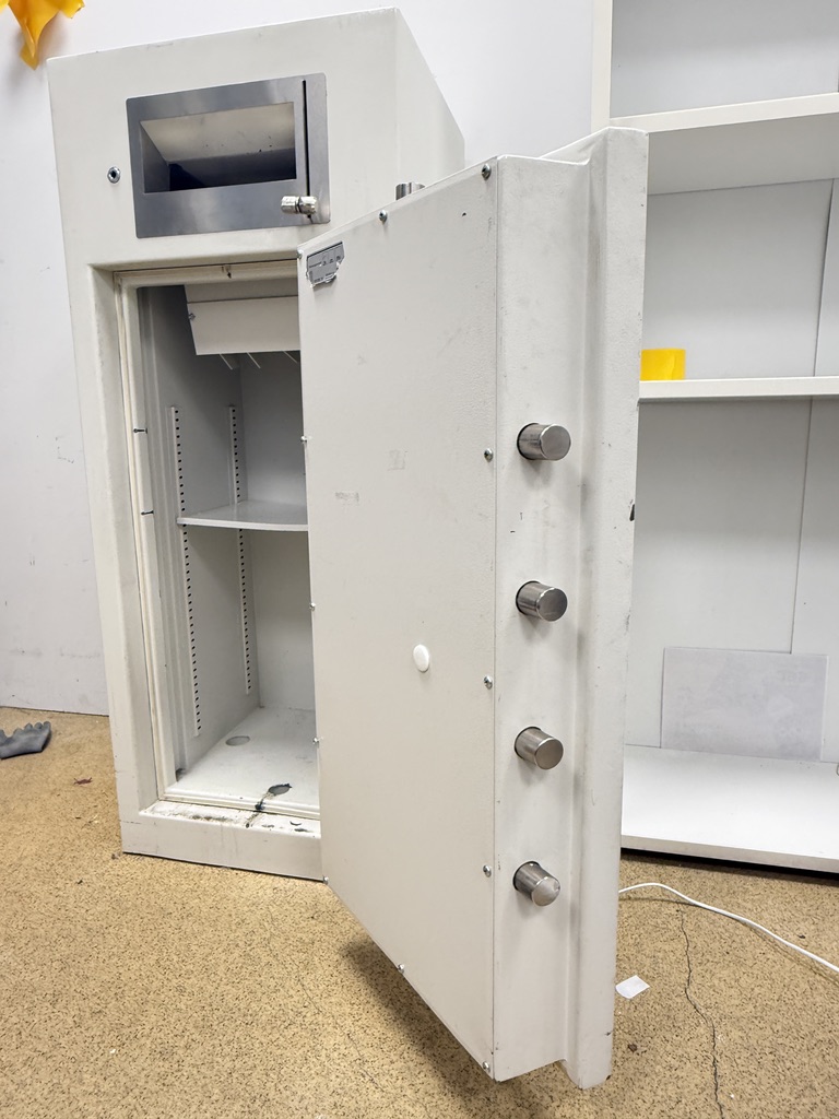 SELT / SOLD Robur verðmætaskápur m.innkastsskáp - H122 x B51 3