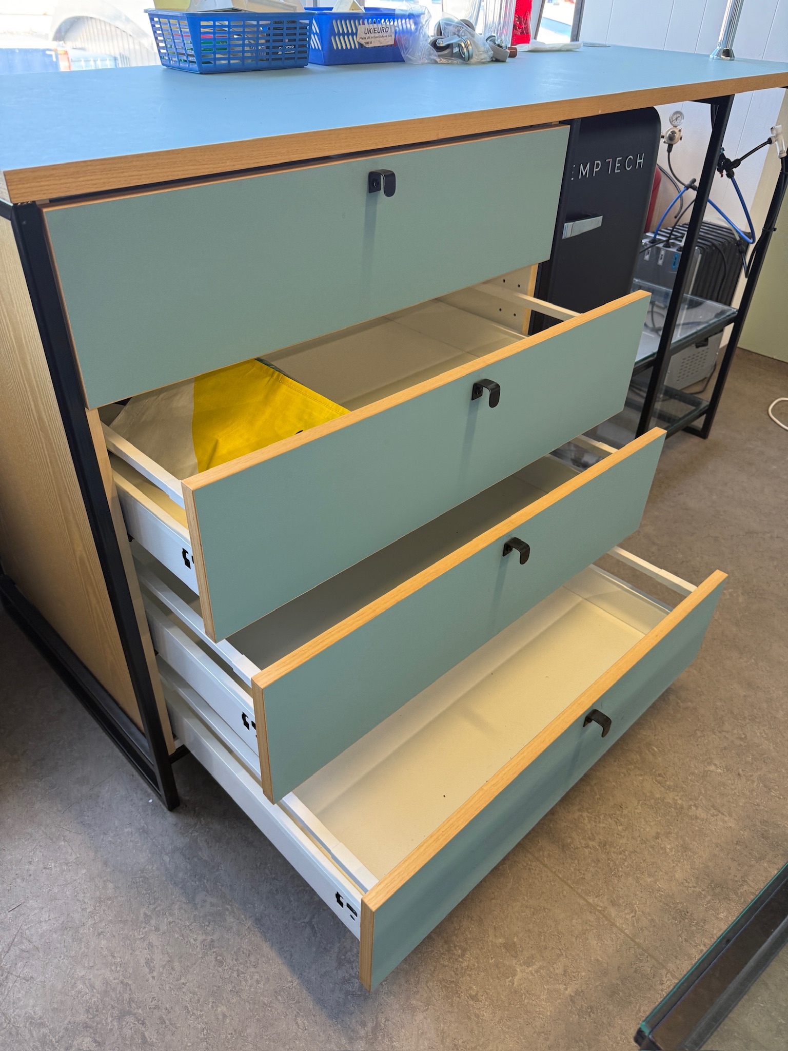 SELT / SOLD EFG vinnuborð með skúffum og hillum frá A4, B177xD63sm. 8