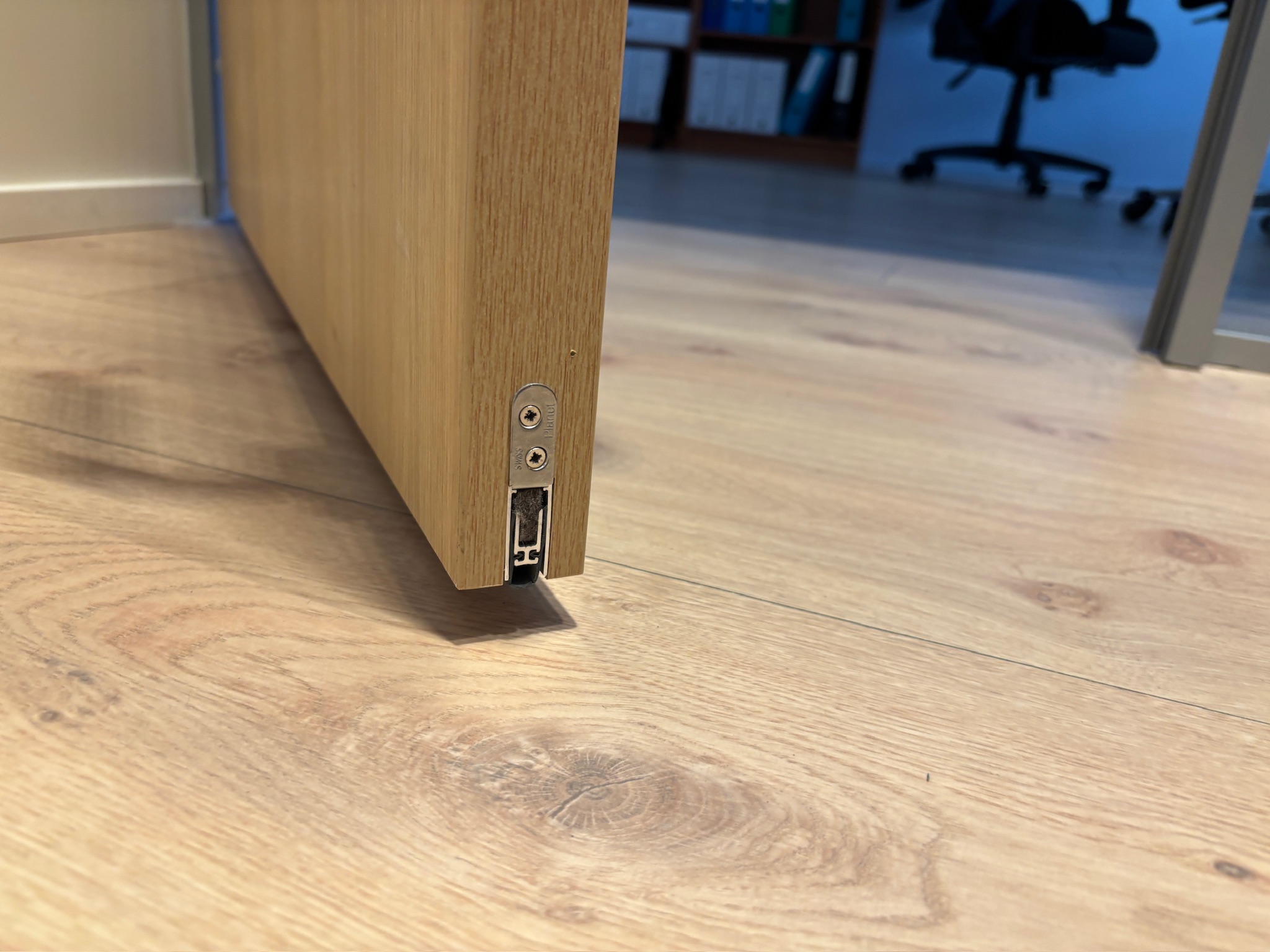 SELT / SOLD Hljóðvistarhurð og gler í ramma, H228xB117sm. 6