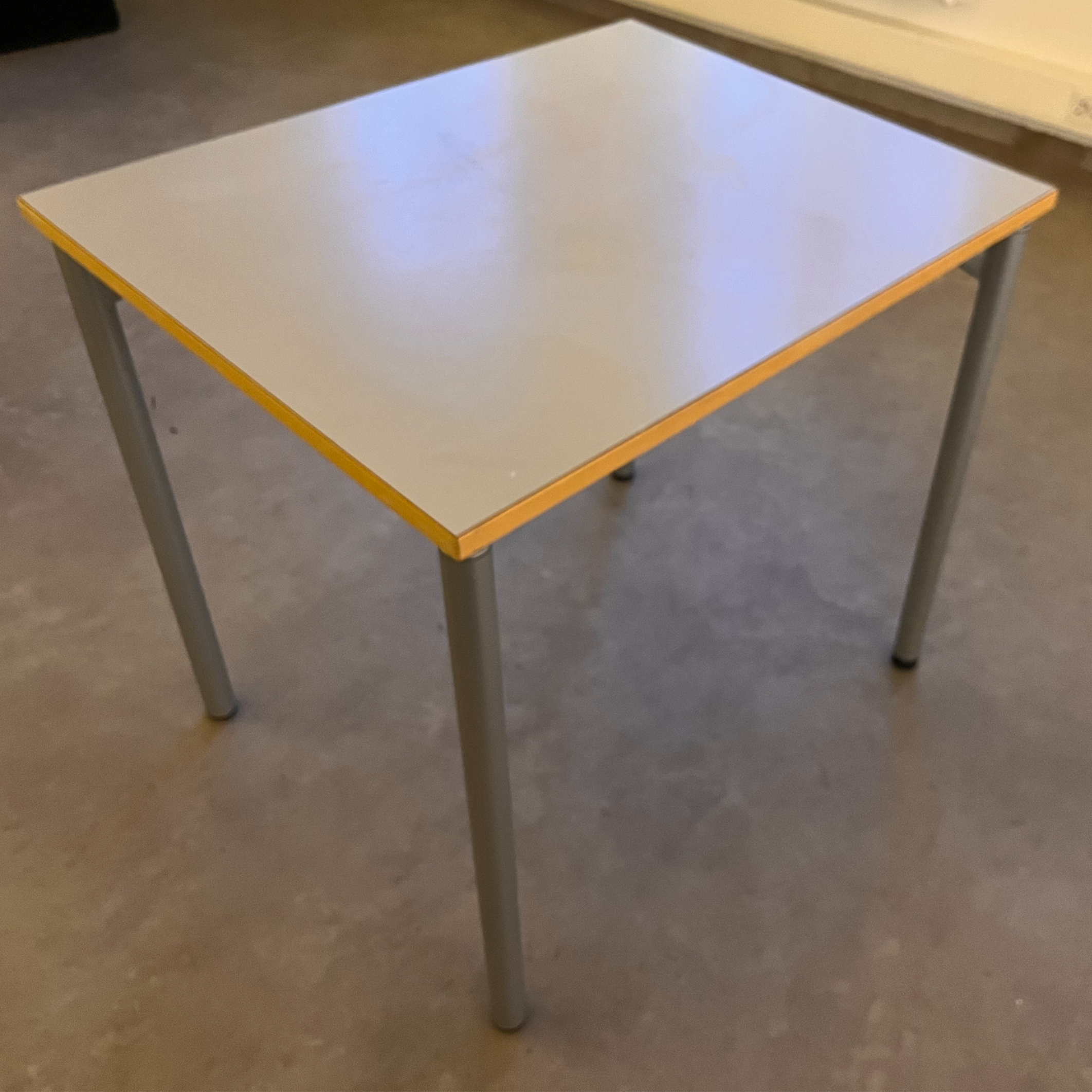 SELT / SOLD Skrifborð, B80xD65sm