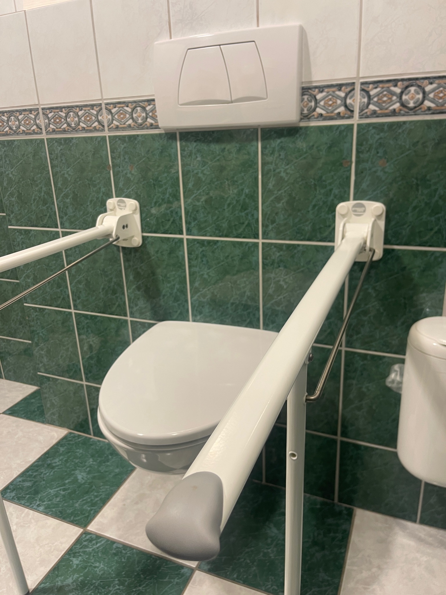 SELT / SOLD WC / vegghengt salerni fyrir fatlaða ásamt skolspjaldi 4