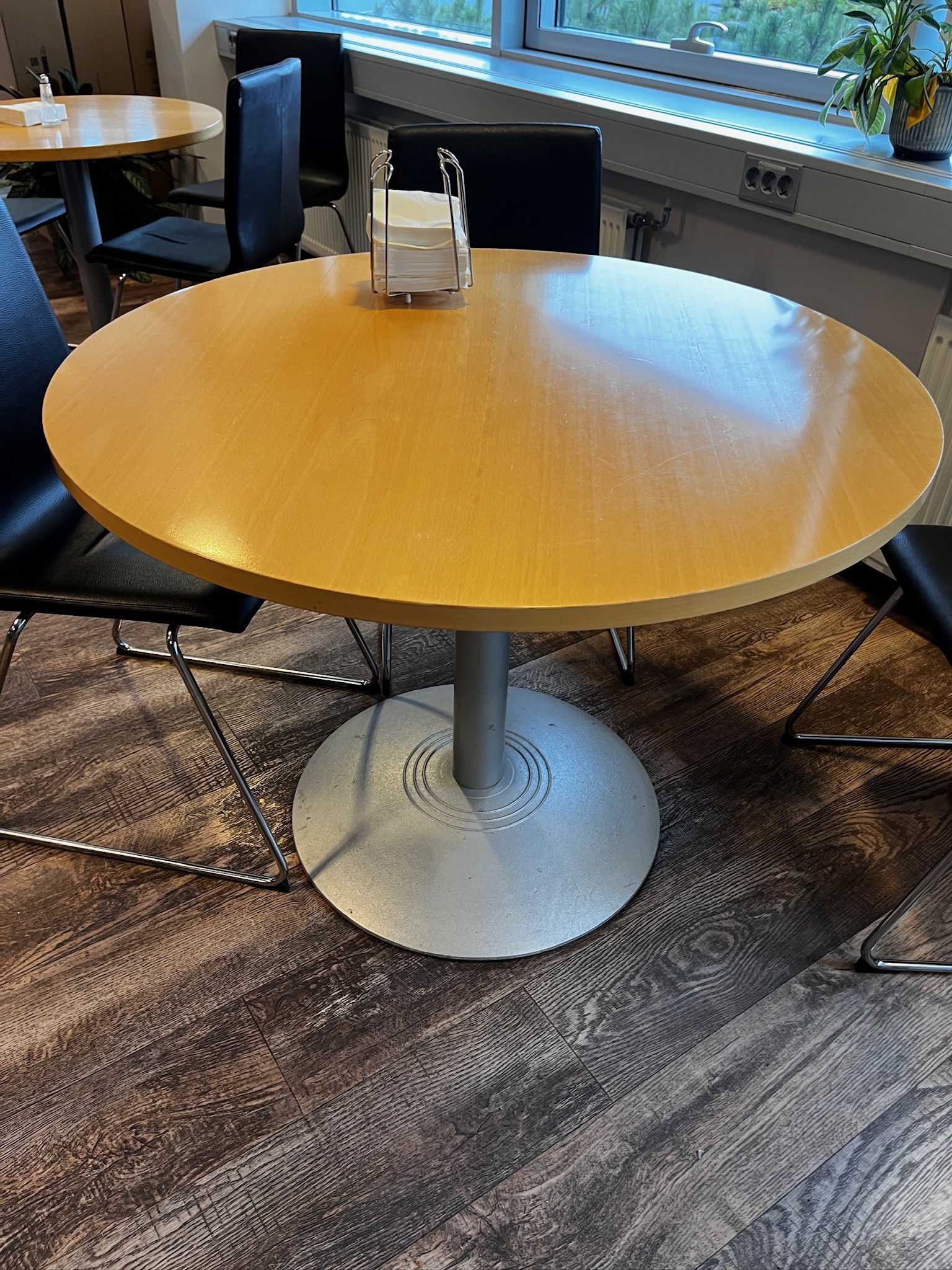 SELT / SOLD Hringborð, Ø100 x H75 sm.