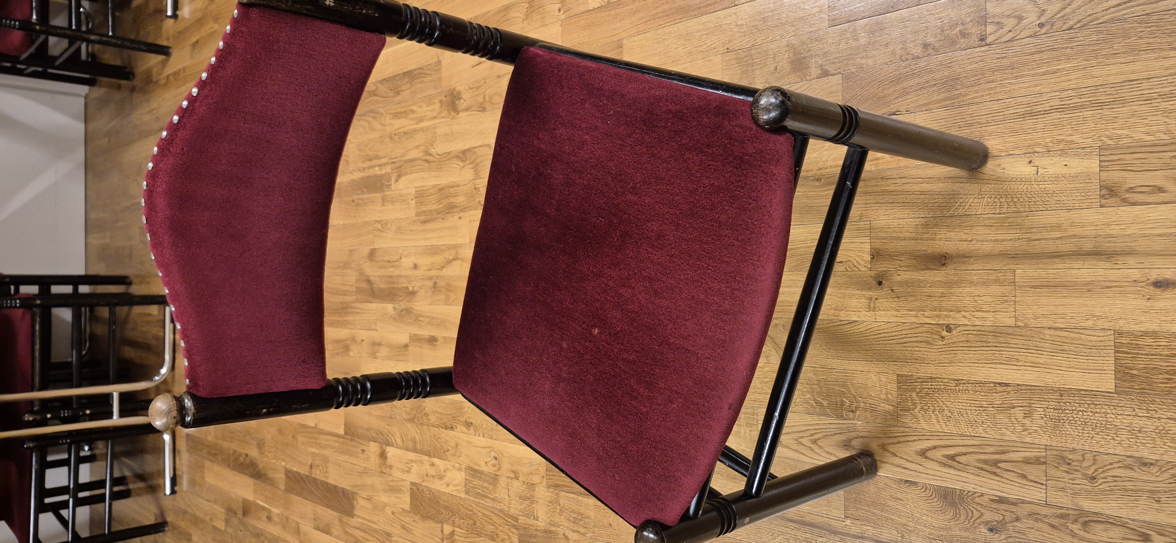 SELT / SOLD Veitingastóll með vínrauðu áklæði frá Þórskaffi (88 stk) 2