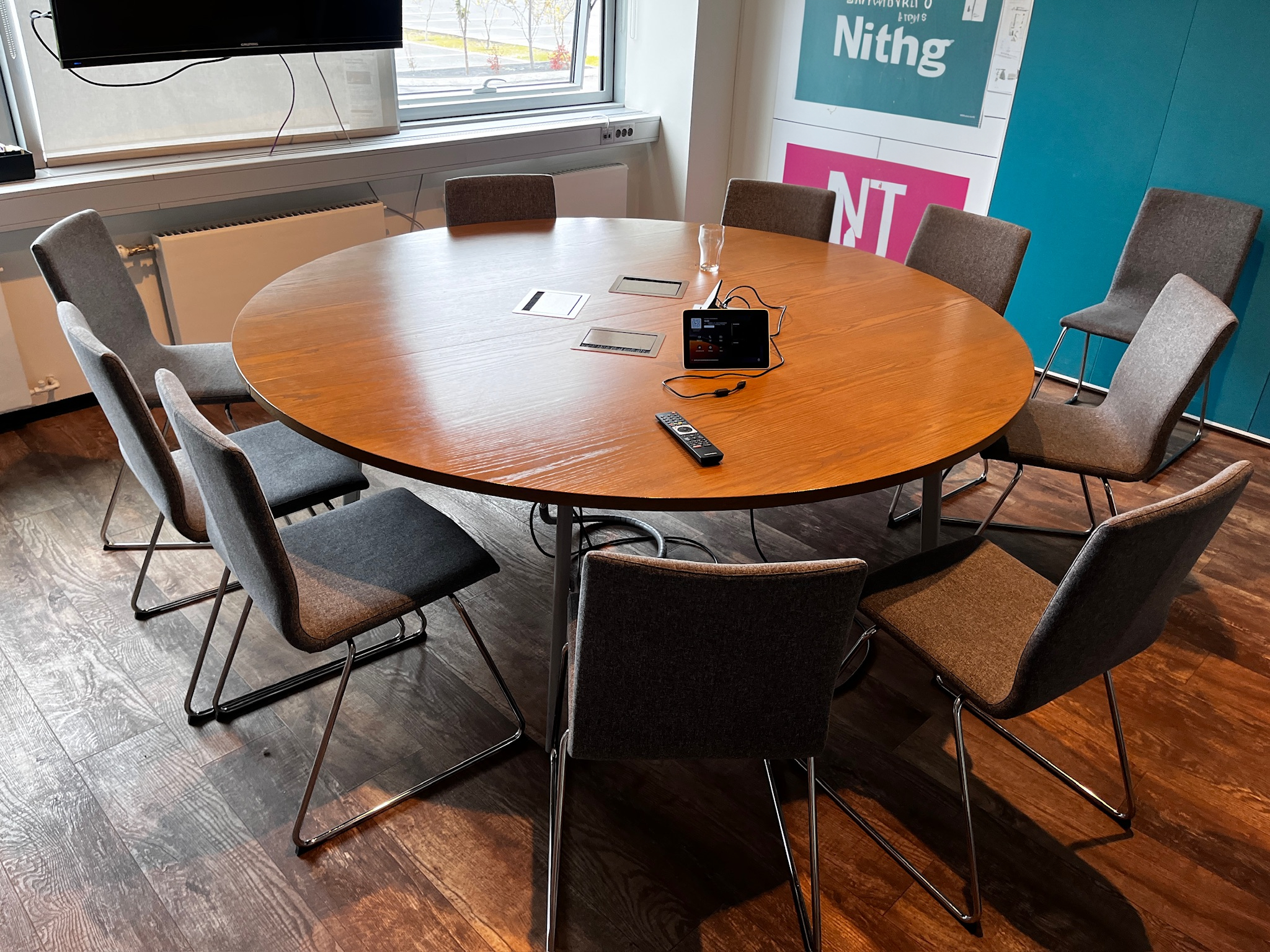 SELT / SOLD Hringborð / fundarborð, Ø200 x H73 sm.