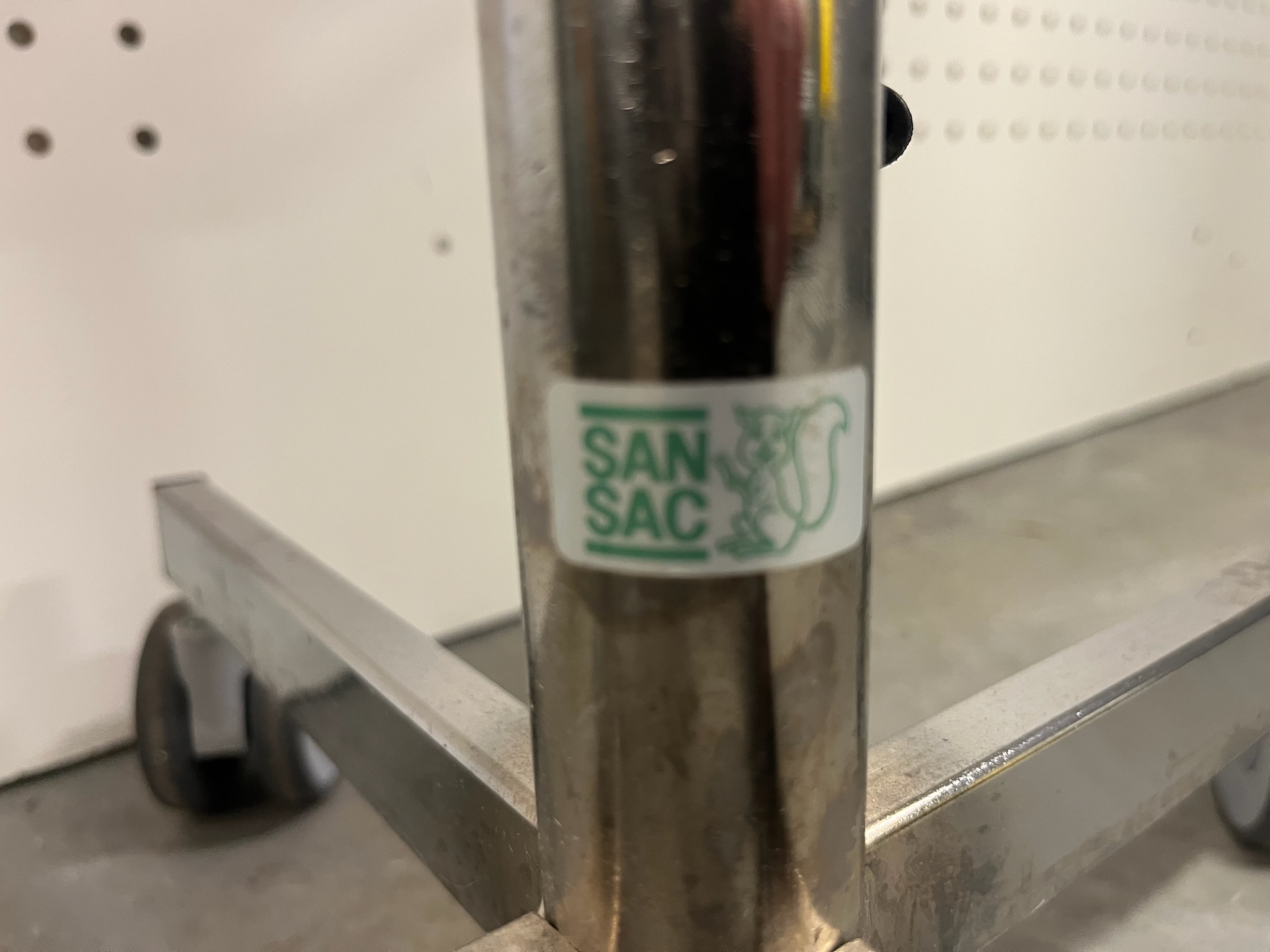 SELT / SOLD Lífræn tunna á hjólum, H80xB40xD27sm. 6