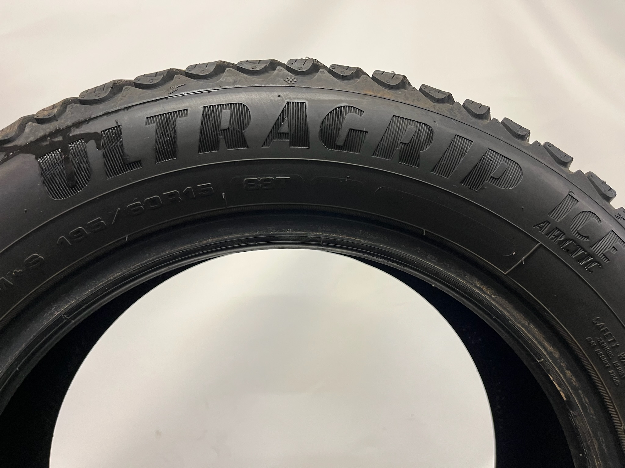 SELT / SOLD Goodyear nagladekk, 195/60/R15 5
