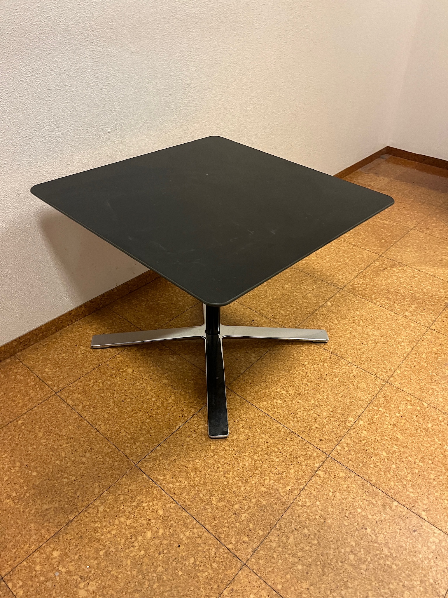 SELT / SOLD Wilkhahn kaffiborð / lágborð, B60 x D60 x H45 sm. (2 stk.) 2