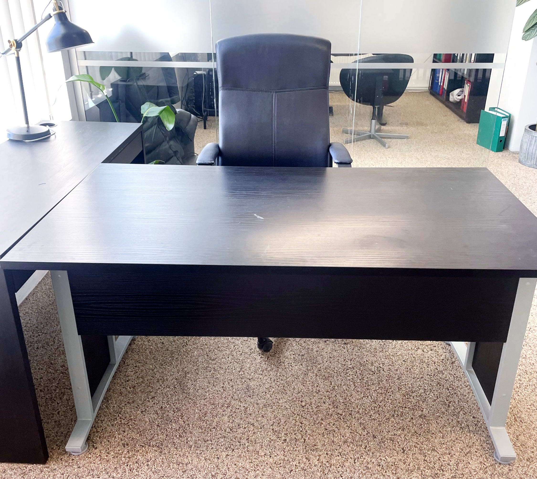 SELT / SOLD EG skrifborð svart - B150 x D70 sm. ásamt hliðarborði - 1 borð