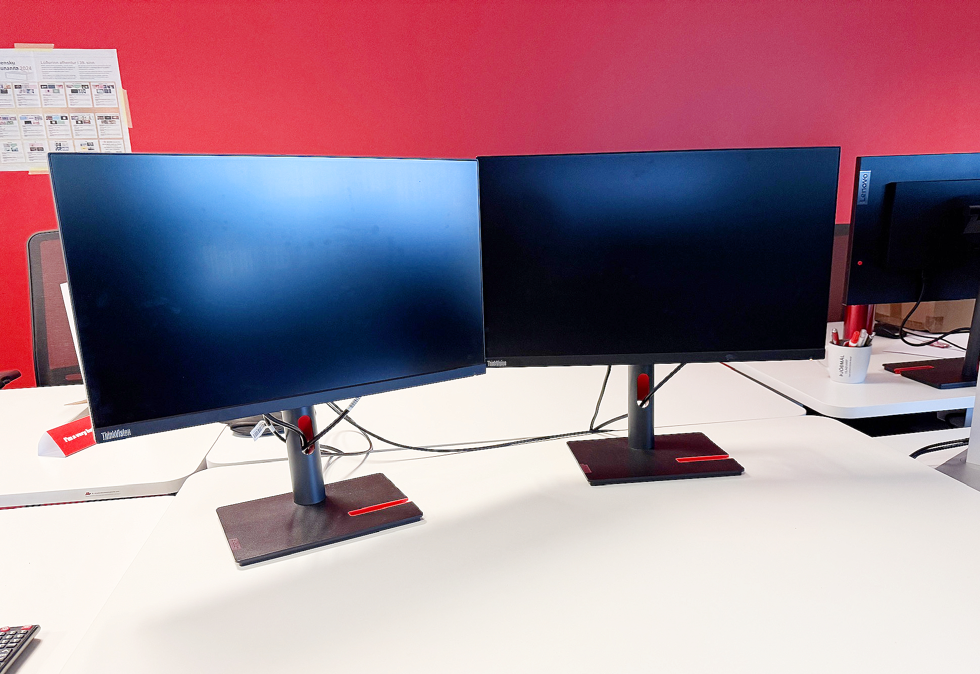SELT / SOLD Lenovo ThinkVision tölvuskjár, 23,8", 2560x1440p - PLAY