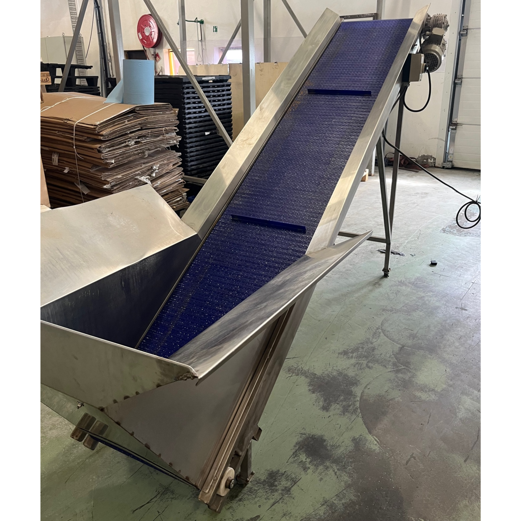 SELT / SOLD Ryðfrítt færiband/trekt, L290 x B50 x H15/172sm.