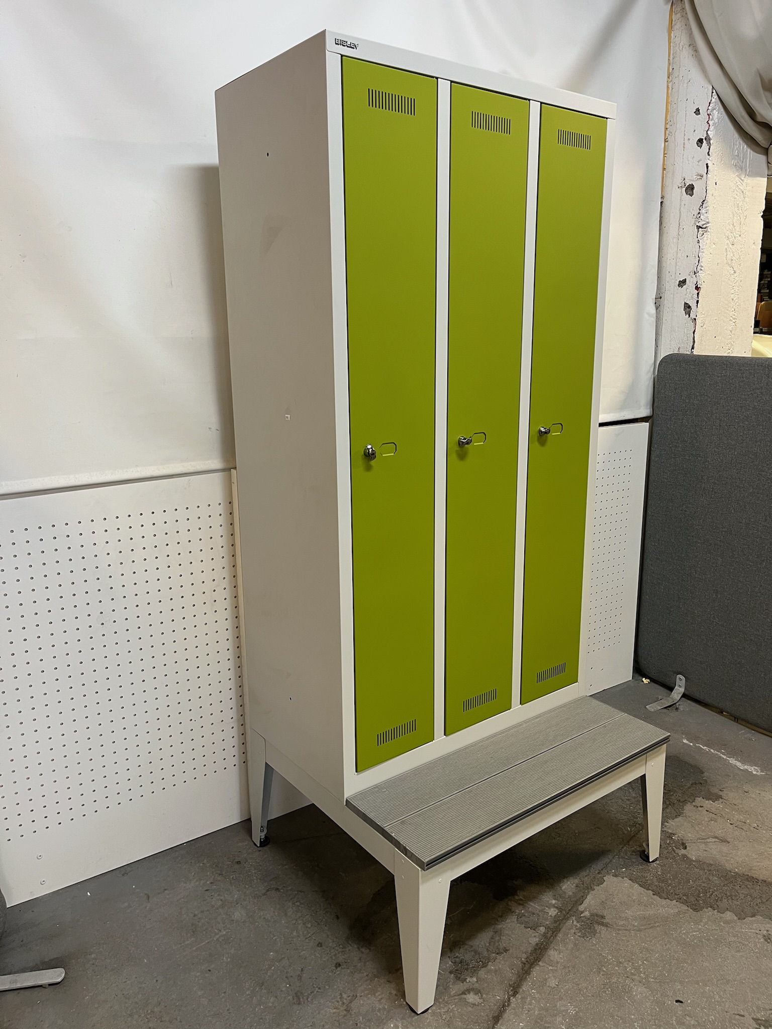 SELT / SOLD Bisley starfsmannskápur, 3 bil, H181xB270xD50sm.