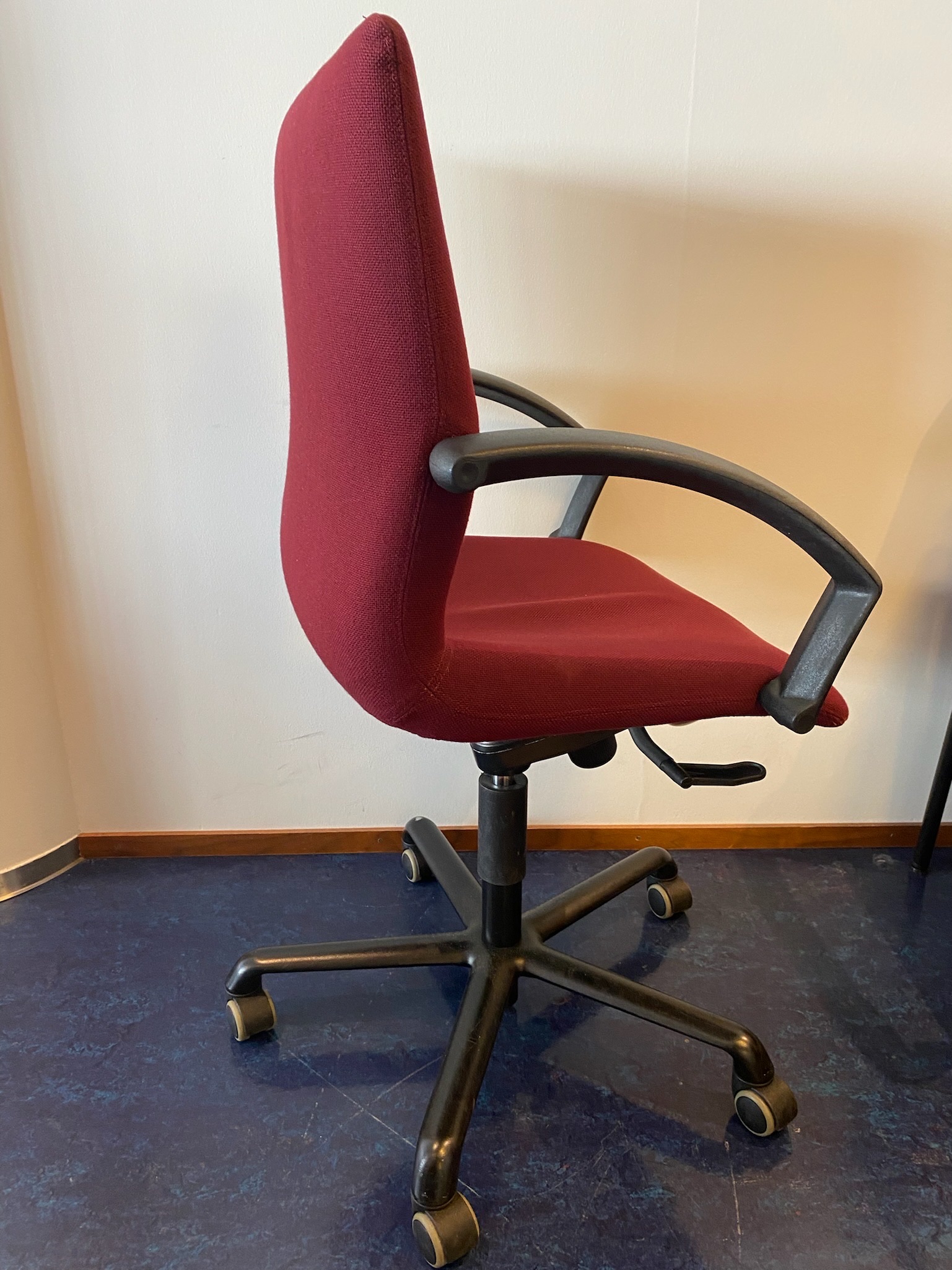 SELT / SOLD ÁG fundarstólar á hjólum - rauðir (27 stk.) 2