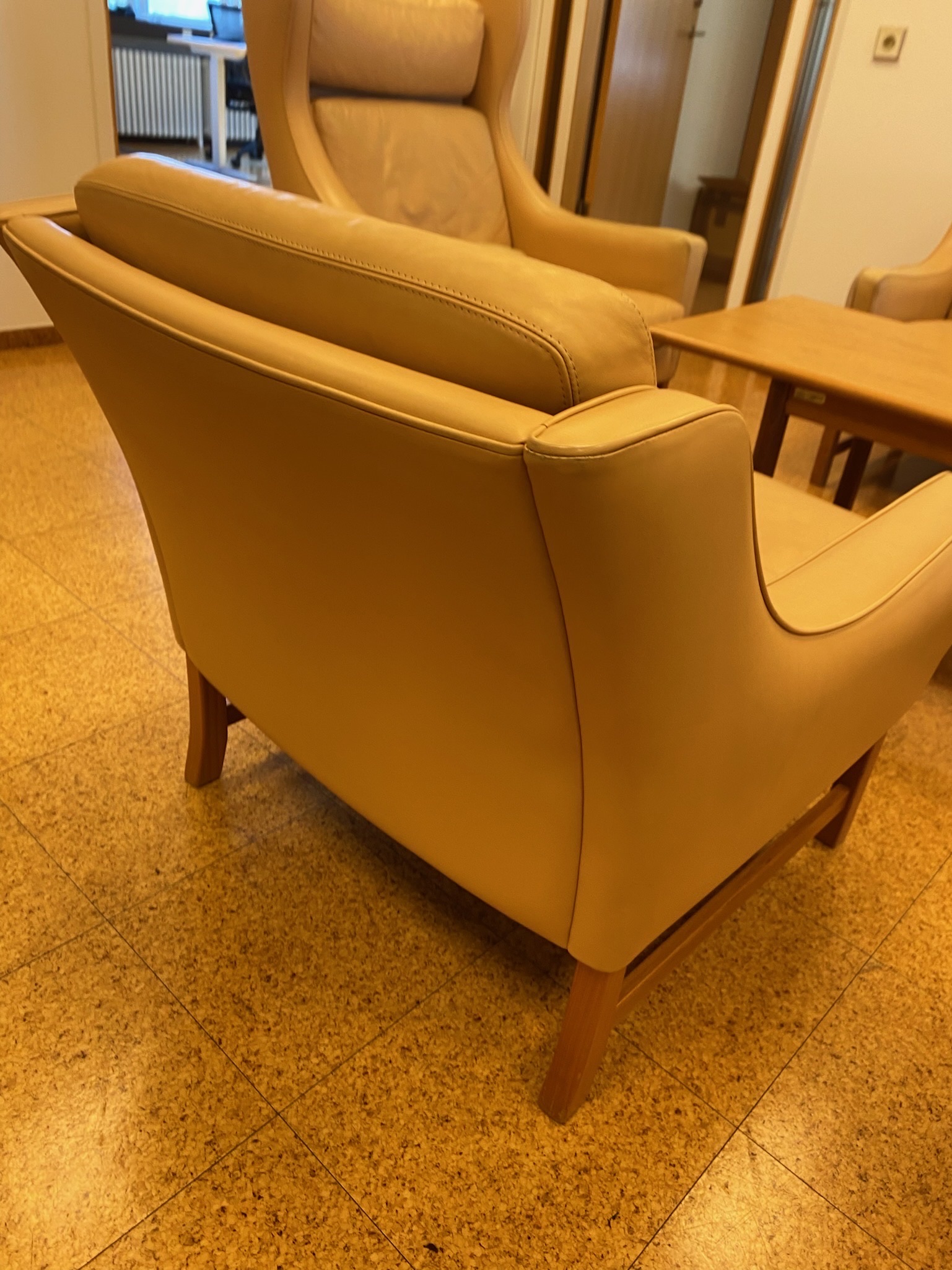 SELT / SOLD Vatne Møbler leðurstólar FREDRIK KAYSER, - Alþingi (2 stk.) 11