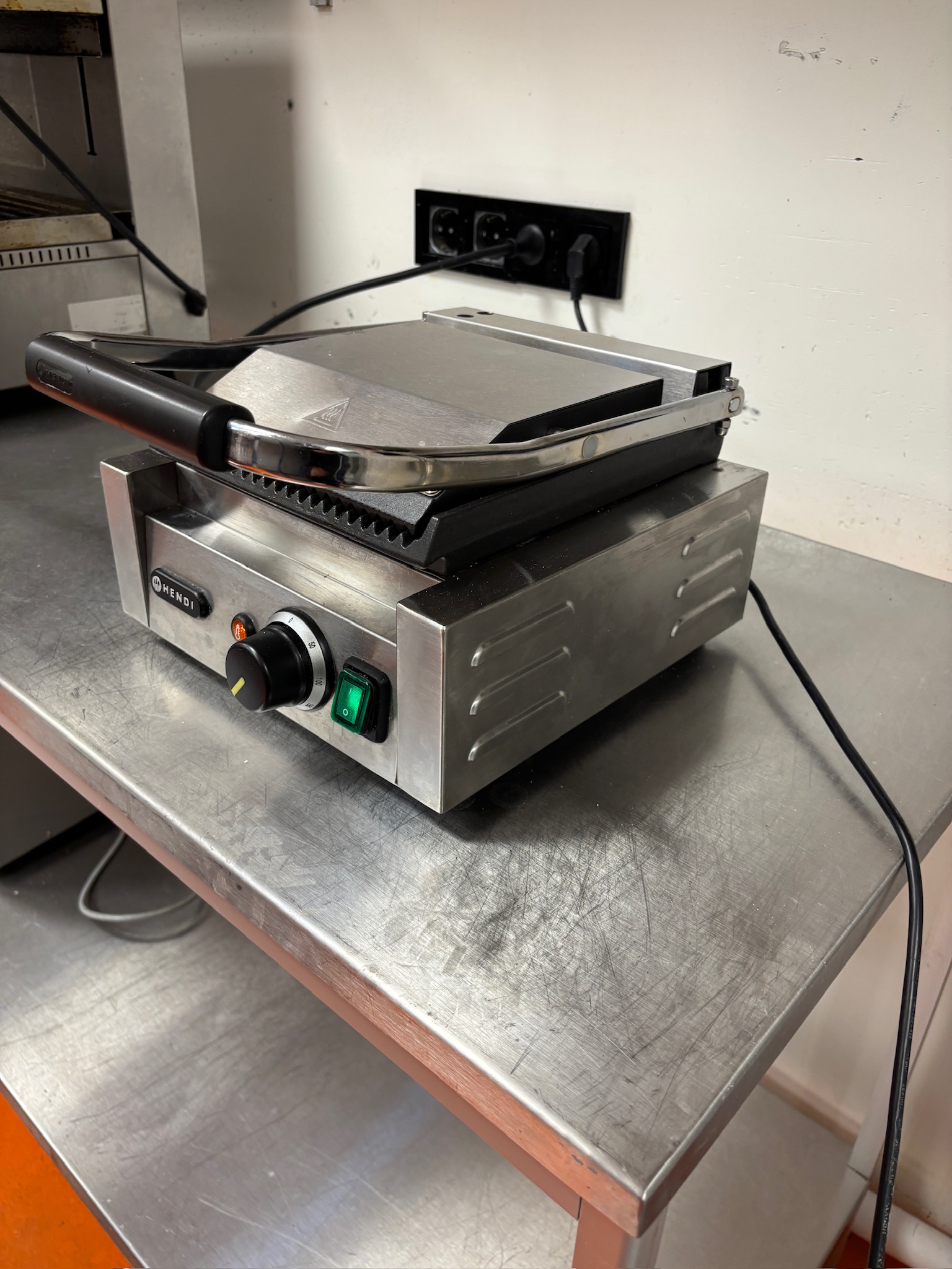 SELT / SOLD Hendi samlokugrill 4