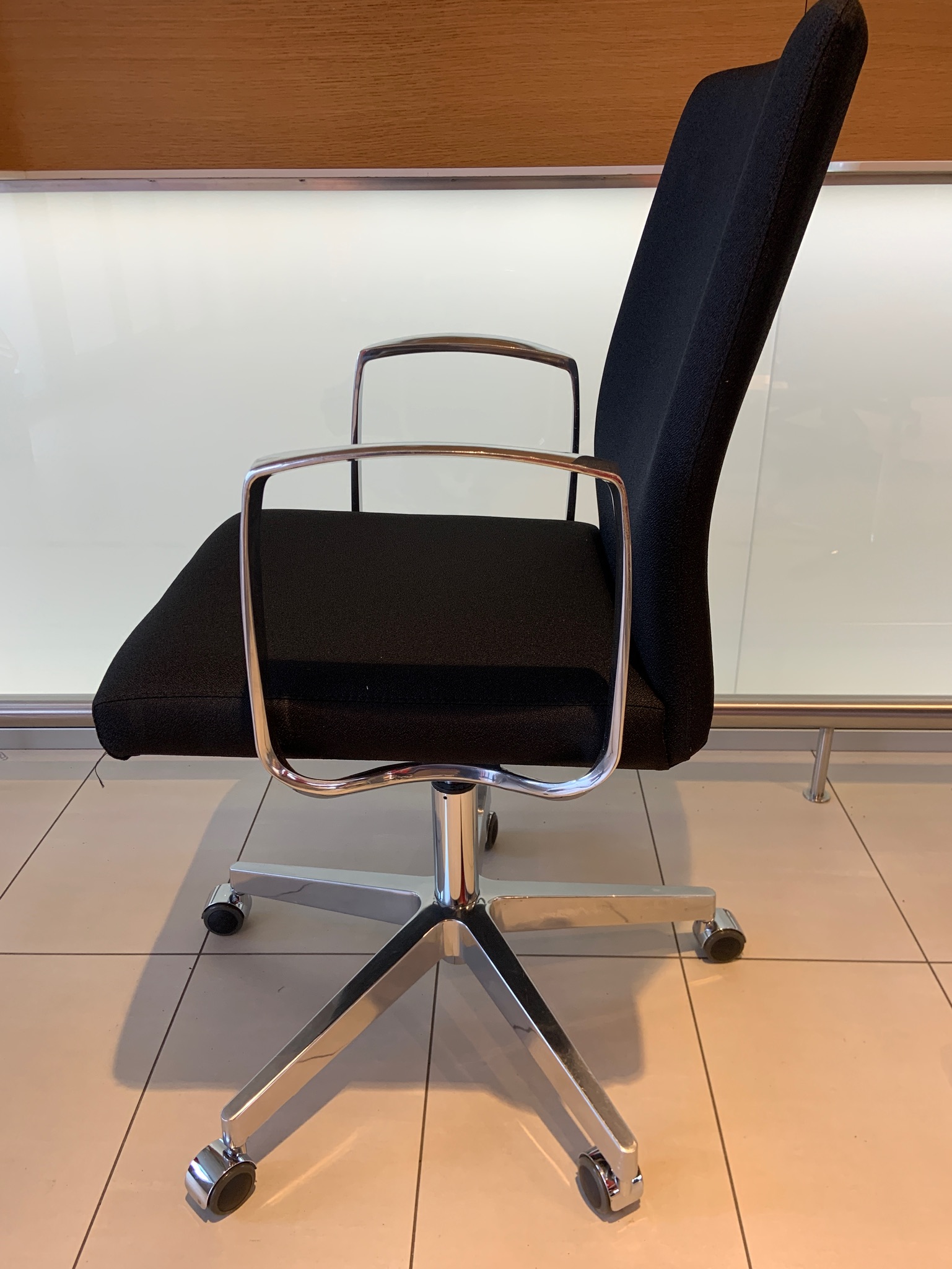 SELT / SOLD Fundarstólar Ísafold svart/gr/króm á hjólum 2
