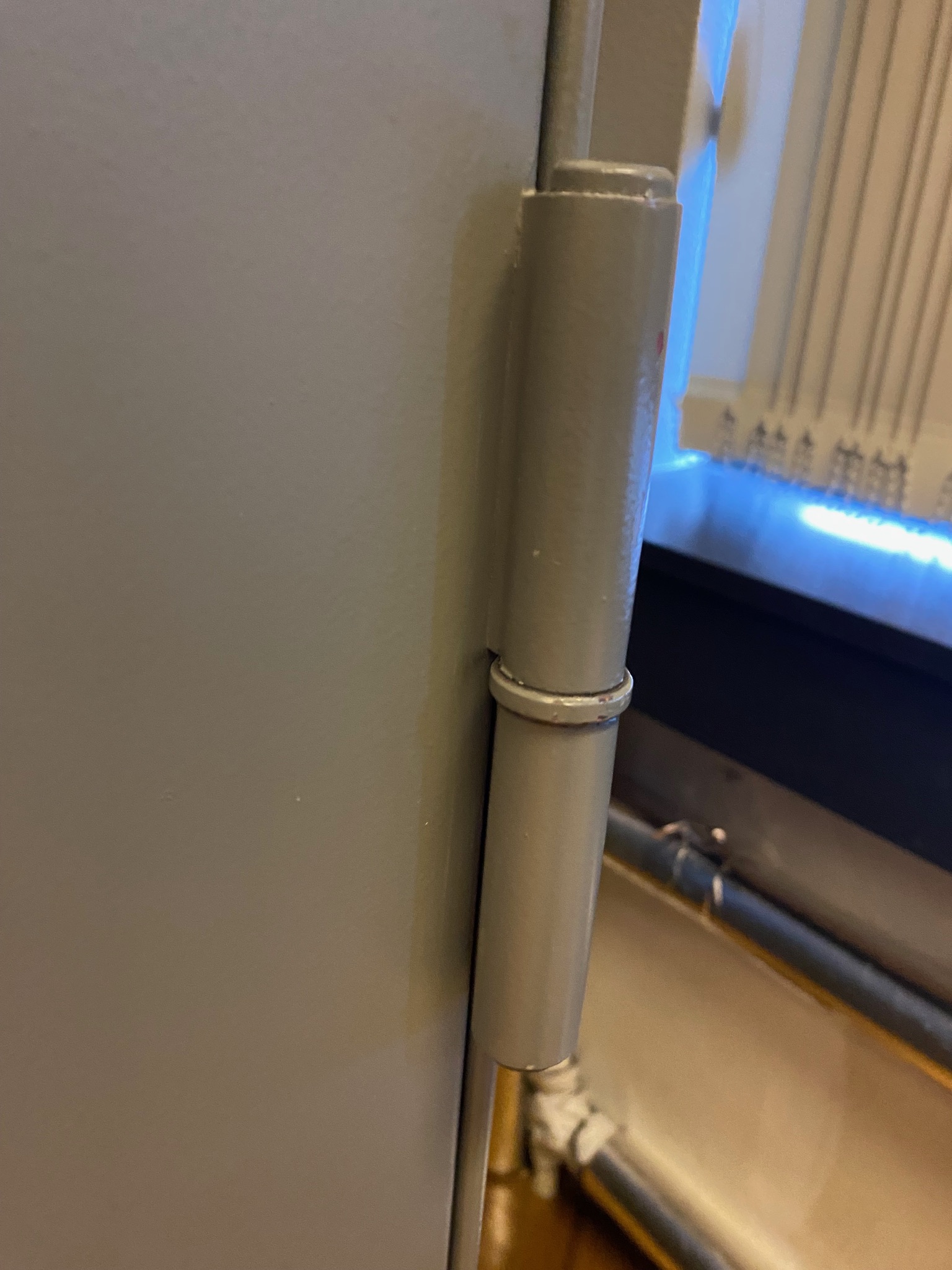 SELT / SOLD Alvöru - Rosengrens byssuskápur - verðmætaskápur, H183;x B149 9